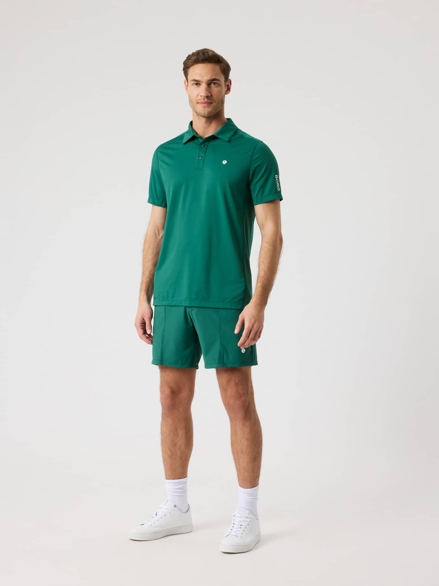 Ganzkörper-Vorderansicht eines Mannes im Ace Mesh Panel Polo Shirt in Posy Green (Grün) mit weißem Tennis-Logo. - Image 4