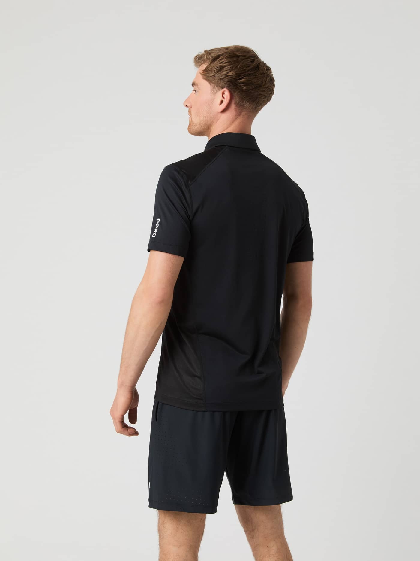 Rückansicht des Ace Mesh Panel Polo Shirt in Black Beauty (Schwarz) mit Mesh-Einsätzen für Tennis. - Image 2