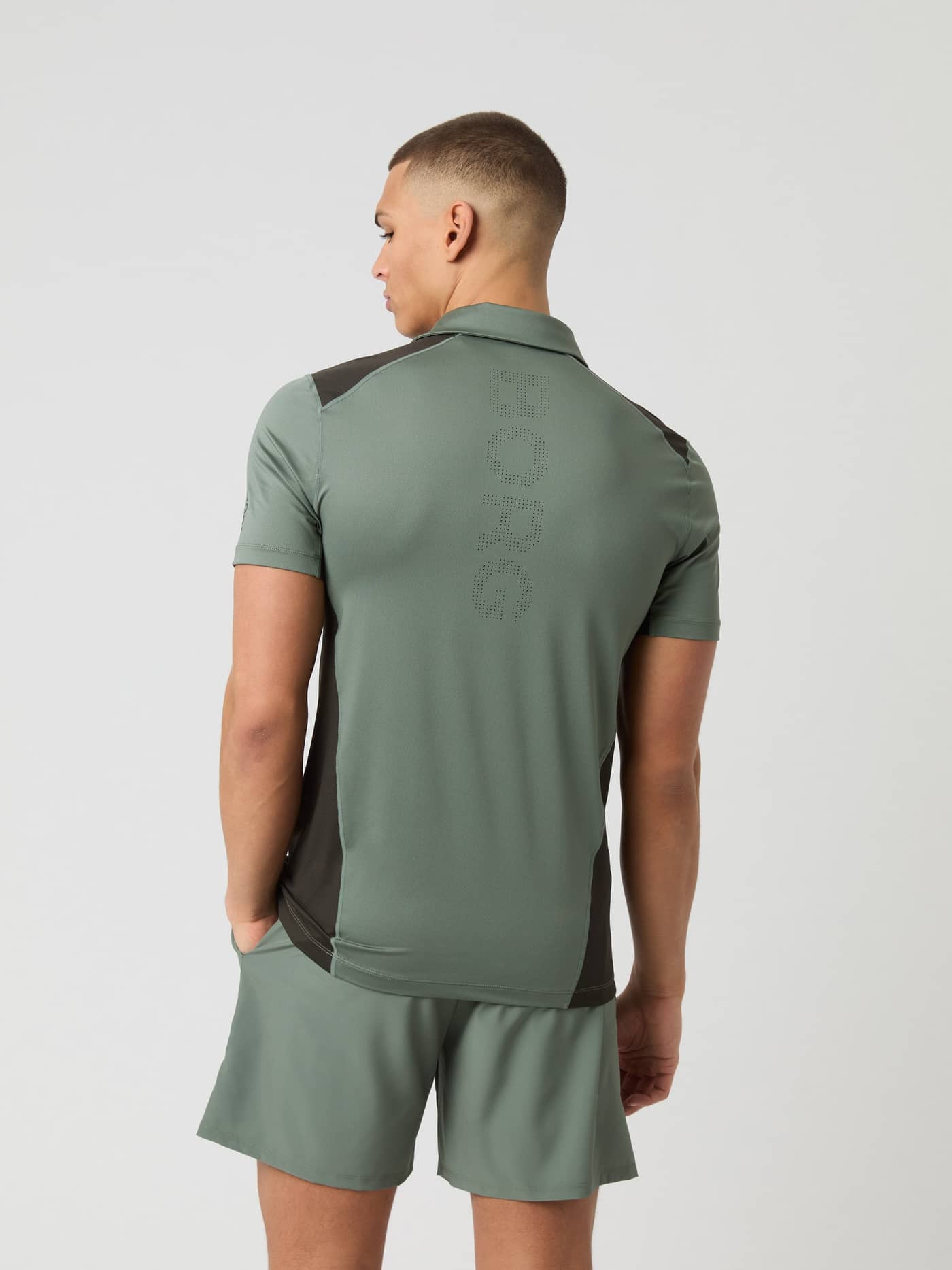 Vue de dos d'un homme portant le Ace Mesh Panel Polo Shirt en Agave Green (Vert) avec logo perforé pour le tennis. - Image 2