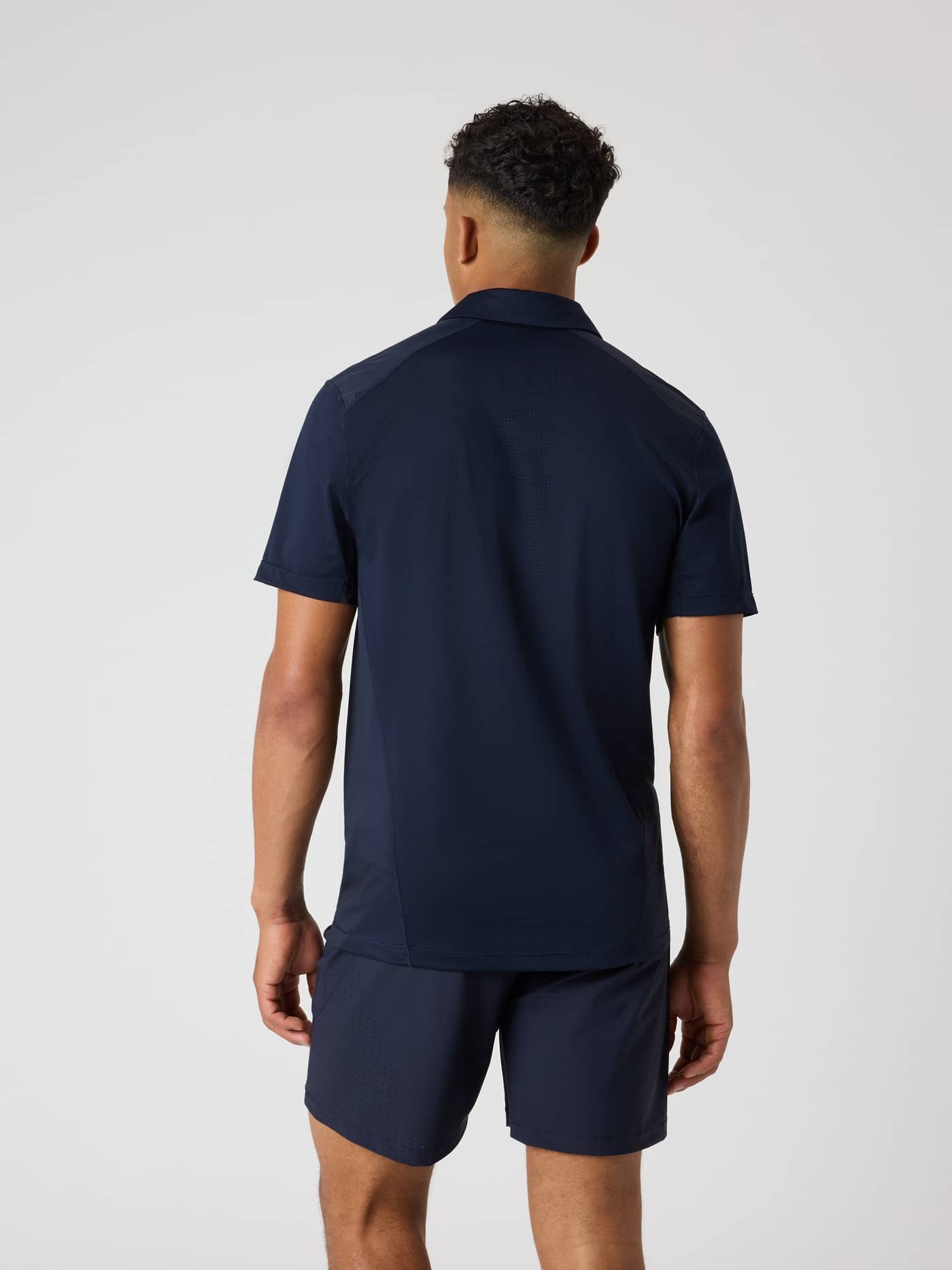 Rückansicht eines Models im Björn Borg Ace Mesh Panel Polo Shirt in Night sky (Marineblau) für Tennis. - Image 2
