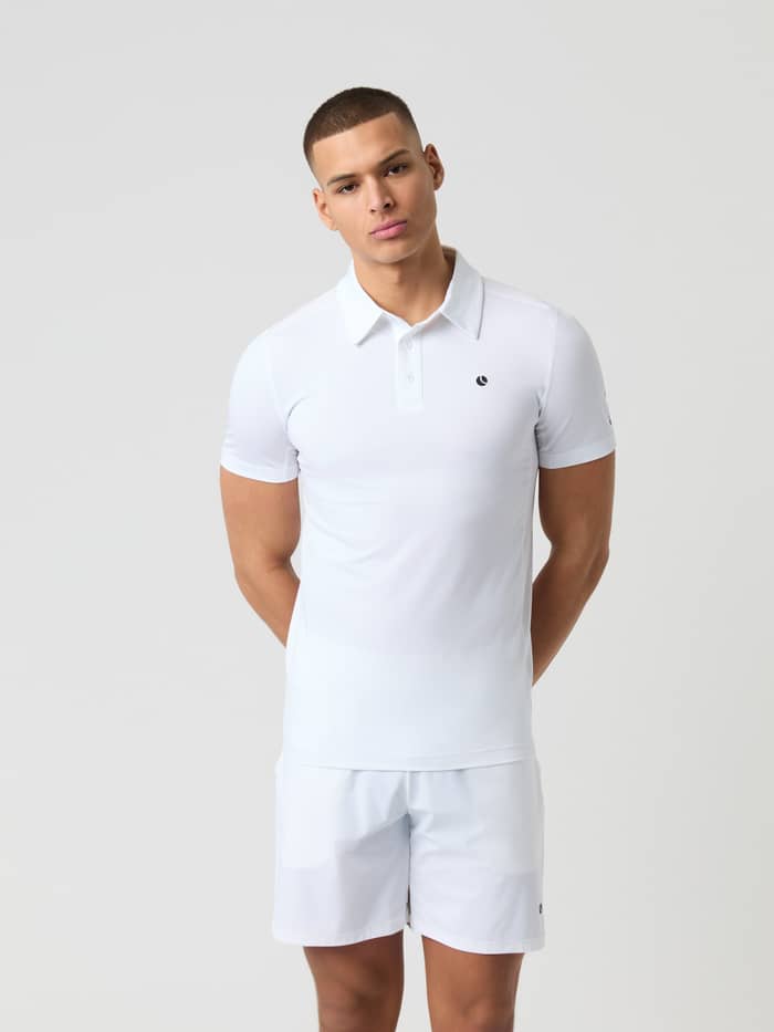 Ace Mesh Panel Polo Shirt i Brilliant White (Vit) sedd framifrån för tennis med en svart bröstlogotyp.