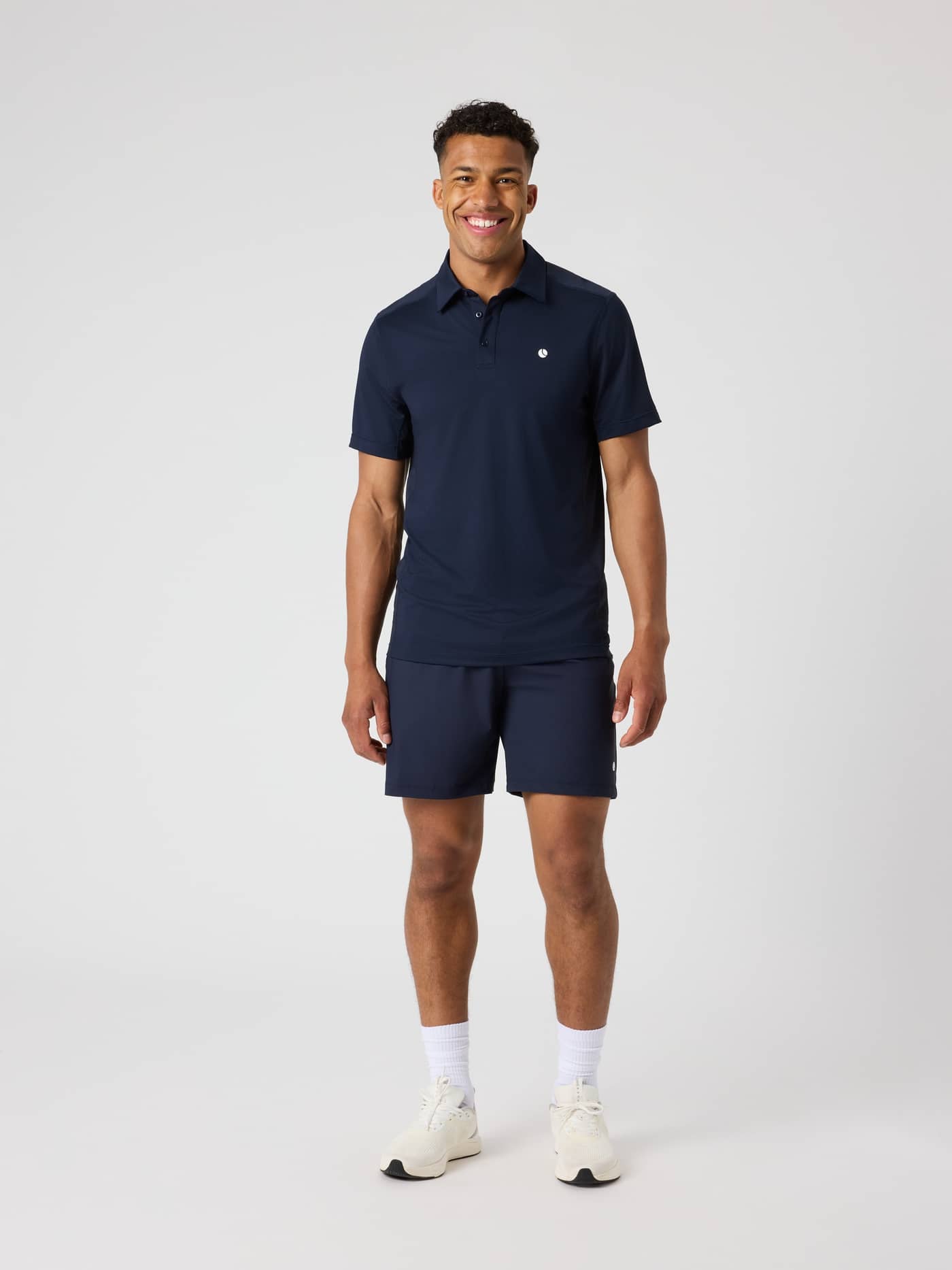 Ganzkörper-Vorderansicht eines Mannes im Björn Borg Ace Mesh Panel Polo Shirt in Night sky (Marineblau) für Tennis. - Image 3
