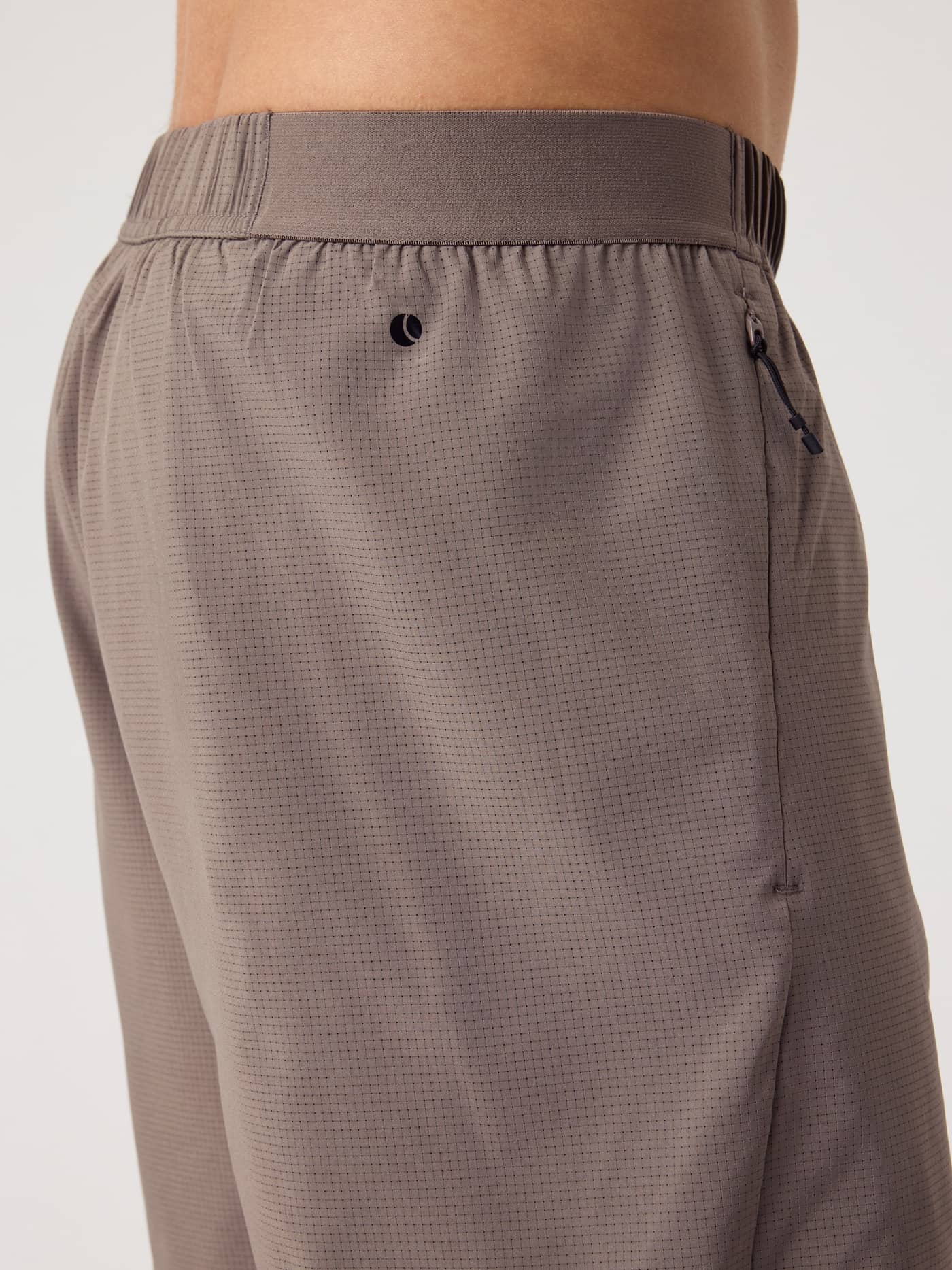 Borg Zip Shorts 7 Inch in Falcon (Bruin) met ademende geperforeerde stof en tennisbal-icoon voor tennistraining. - Image 6