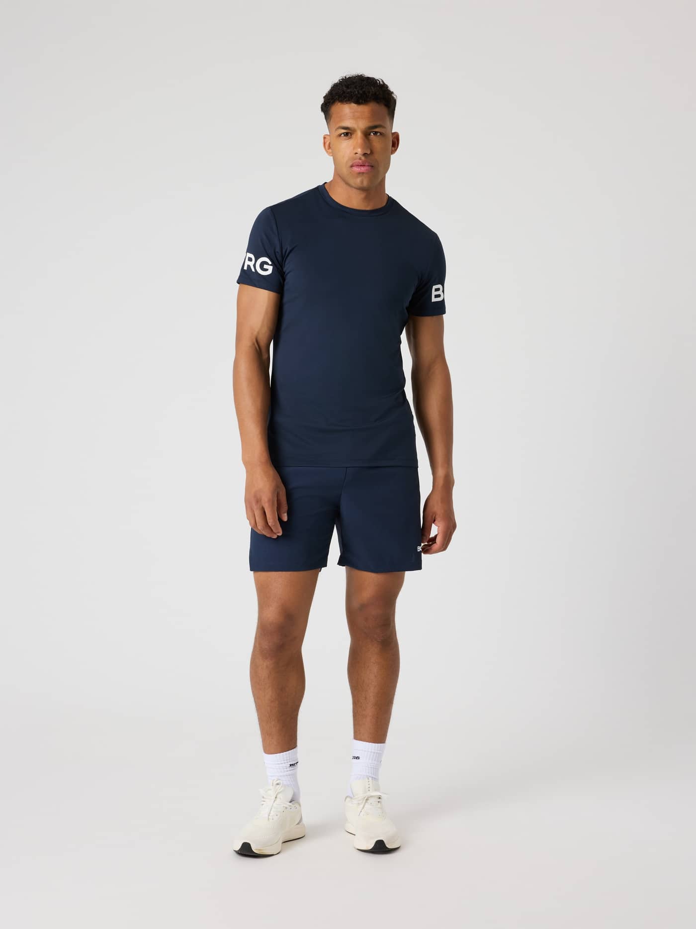 Vorderansicht eines Mannes in Borg Zip Shorts 7 Inch in Night sky (Marineblau) aus recyceltem Polyester für das Training. - Image 3