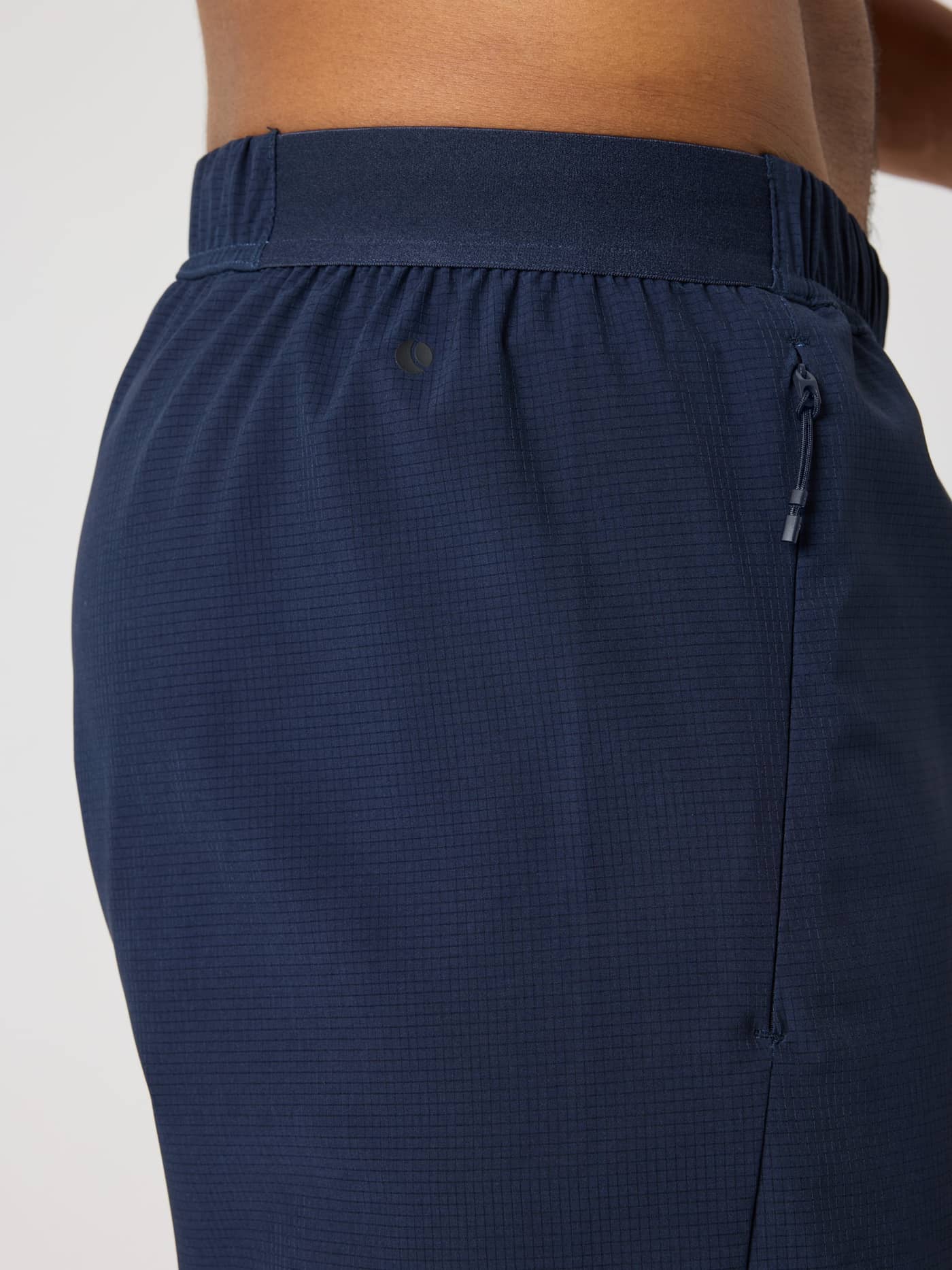 Seitenansicht der Borg Zip Shorts 7 Inch in Night sky (Marineblau) mit tonalem Logo und Reißverschlusstasche für Training. - Image 5