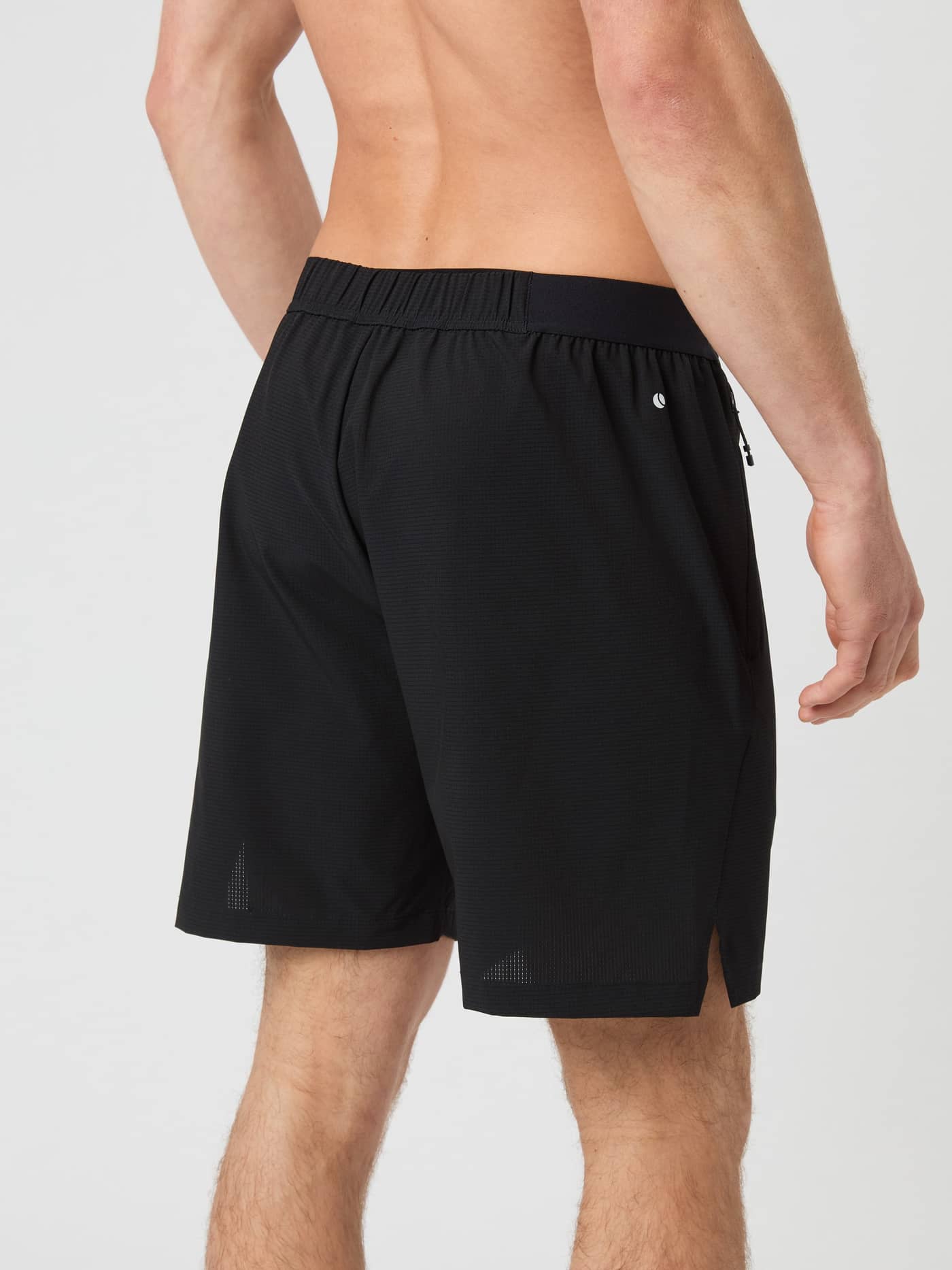 Achteraanzicht van de Borg Zip Shorts in Black Beauty (Zwart) voor training, met elastische tailleband en zijsplitjes. - Image 2
