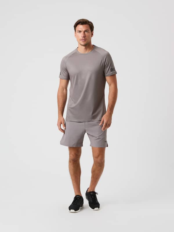 Vista frontal de modelo con los Borg Zip Shorts en Brushed Nickel (Gris) y camiseta de entrenamiento funcional.