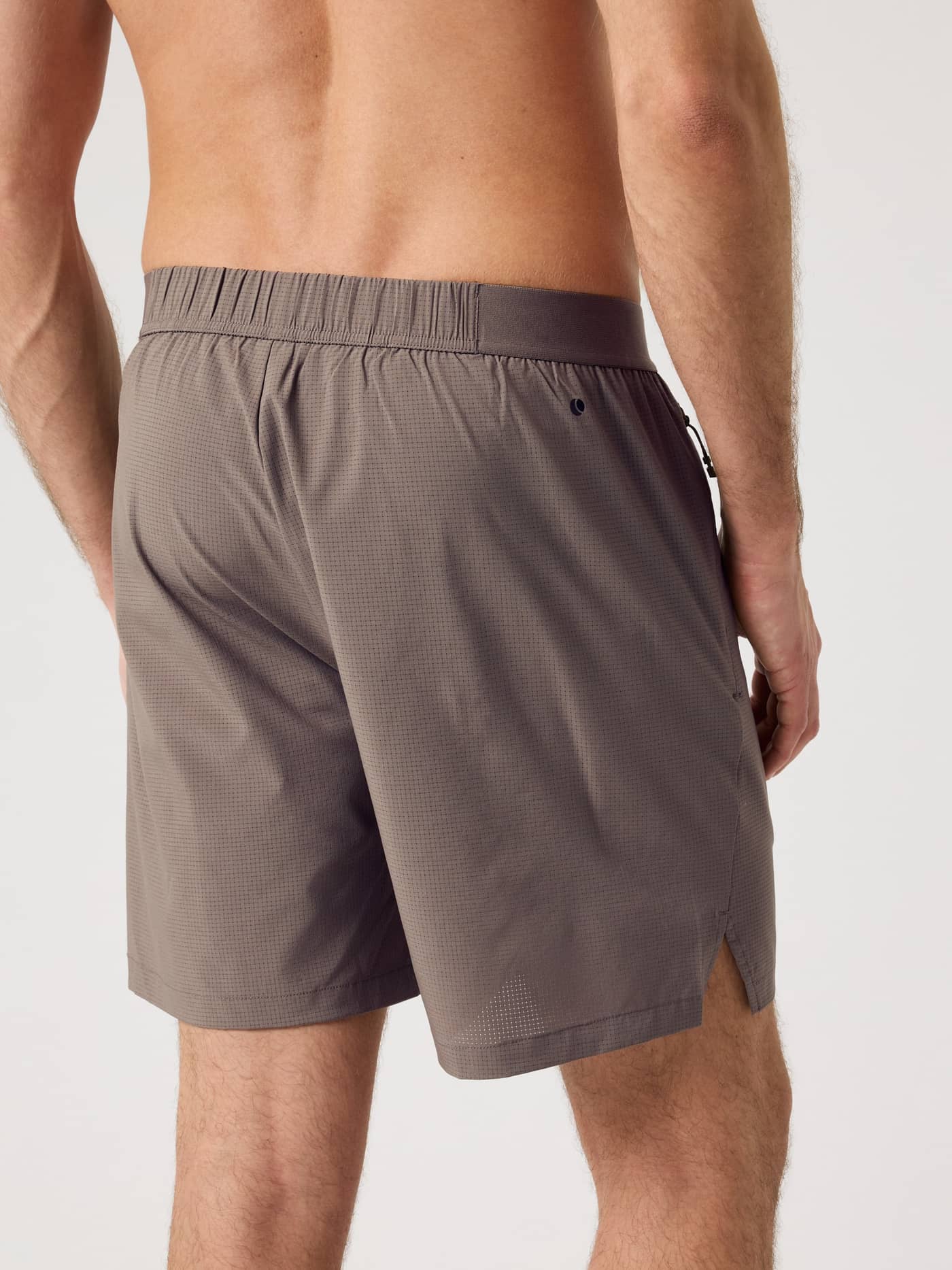 Achteraanzicht van een man in de Falcon (Bruin) Borg Zip Shorts 7 Inch met zijsplitjes voor performance training. - Image 2