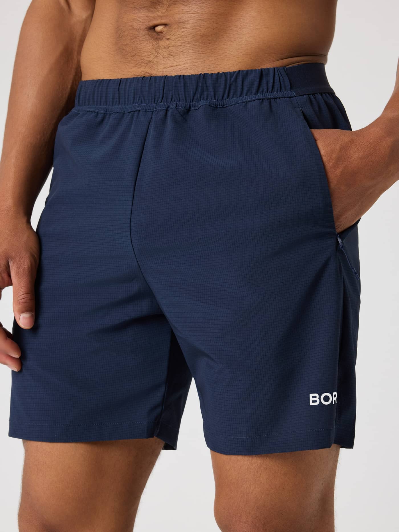 Nahaufnahme der Borg Zip Shorts 7 Inch in Night sky (Marineblau) für das Training mit einem weißen Logo. - Image 4