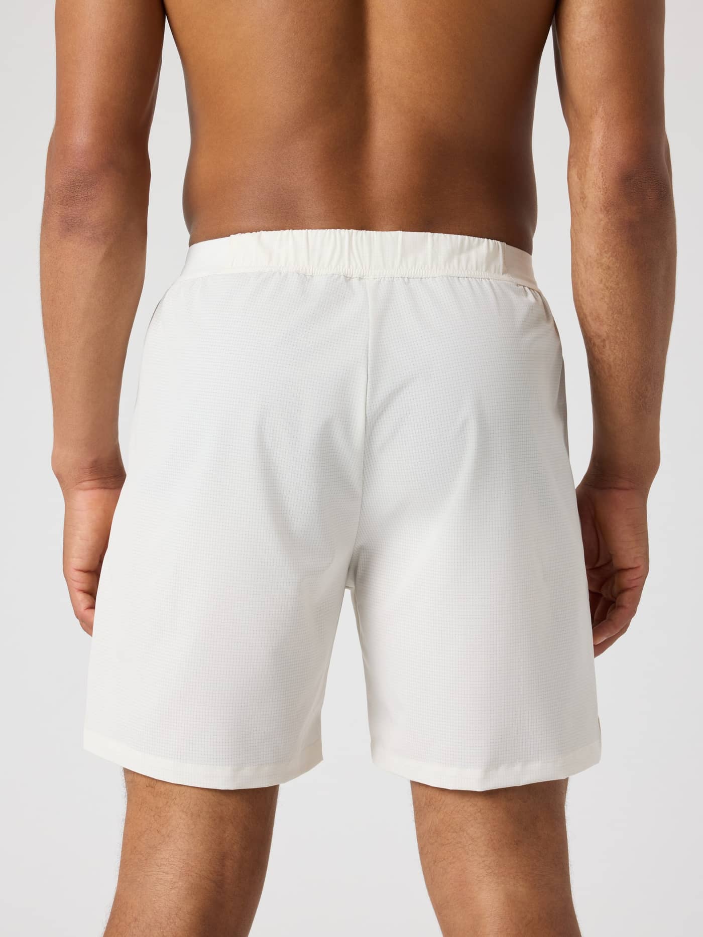 Borg Zip Shorts 7 Inch i Tofu (Hvid) set bagfra med en funktionel stil ideel til træning. - Image 2