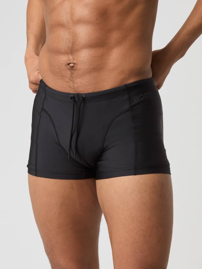 Slim-fit Borg Swim Trunks in Black Beauty (Zwart) voor training, in vooraanzicht getoond met een zwart logo. - Image 2