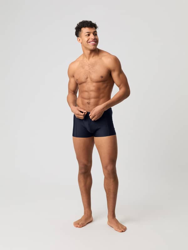 Vue de face d'un homme portant le Borg Swim Trunks en Night Sky (Bleu marine), un shorty ajusté avec cordon.