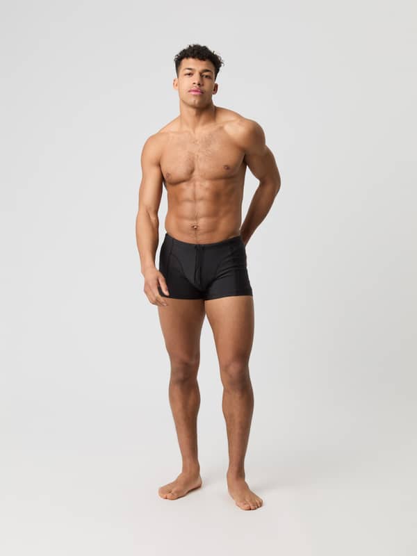 Vue de face du Borg Swim Trunks en Black Beauty (Noir), un shorty de bain ajusté et extensible alliant style et fonction.
