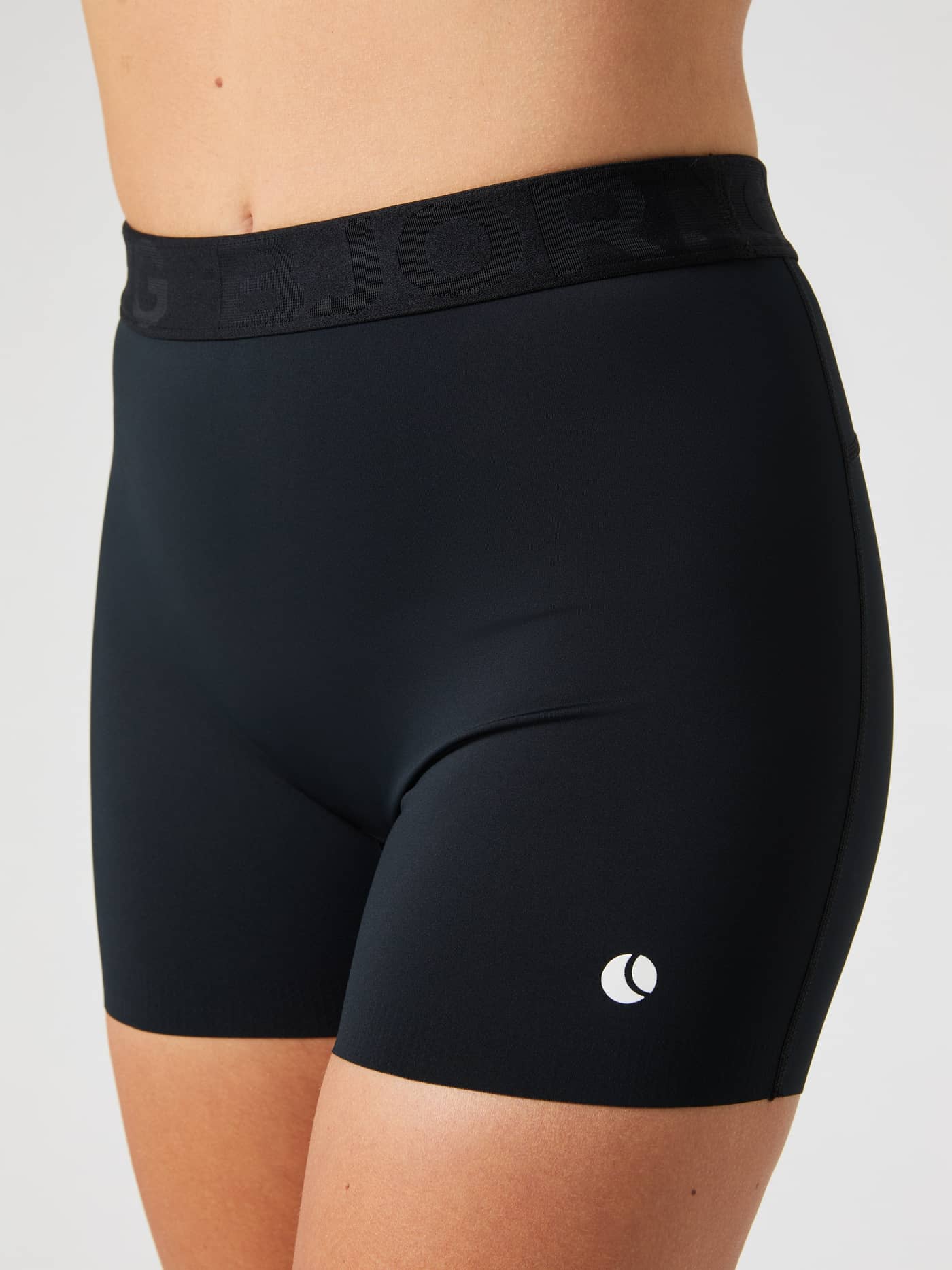 Gros-plan du Björn Borg Ace Short Shorts en Black Beauty (Noir) pour le tennis avec logo blanc et coupe performance. - Image 3