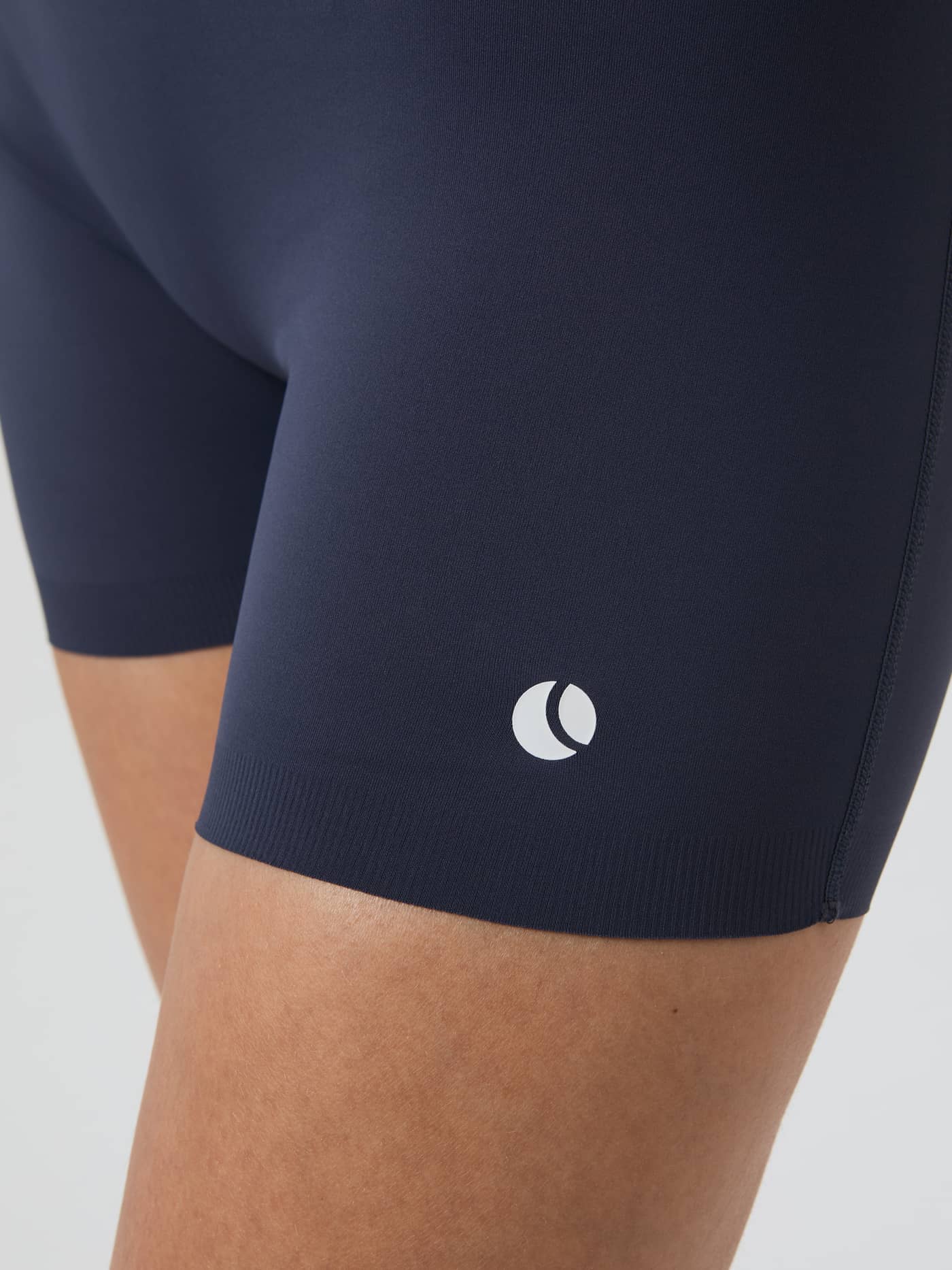 Nahaufnahme der Ace Short Shorts für Damen in Odyssey Gray (Grau) für Tennis mit weißem Logo und schmaler Passform. - Image 4