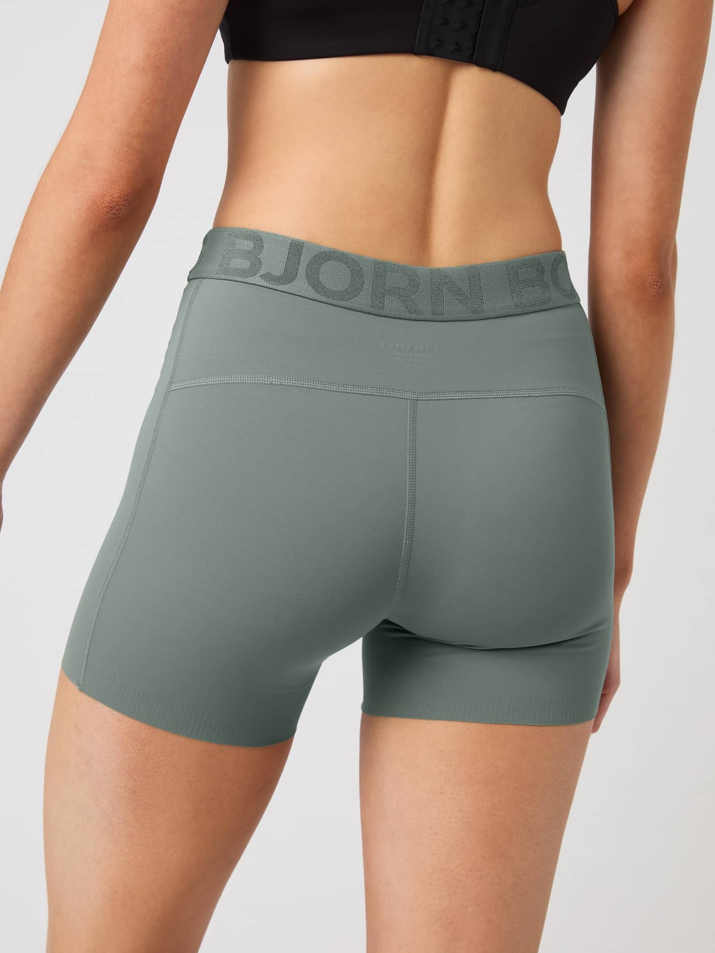 Vista trasera de los Ace Short Shorts en Agave Green (Verde) de cintura alta diseñados para el rendimiento en tenis. - Image 2