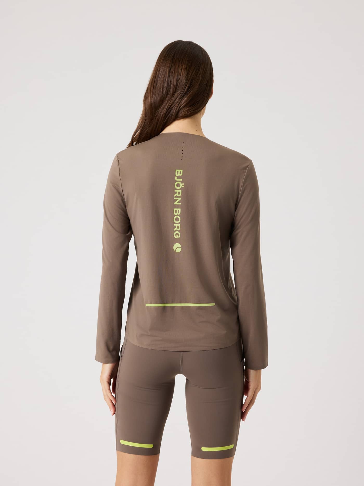 Vista posterior de la Borg Running Feather Long Sleeve T-Shirt en Falcon (Marrón) con logo verde lima y ajuste regular. - Image 3