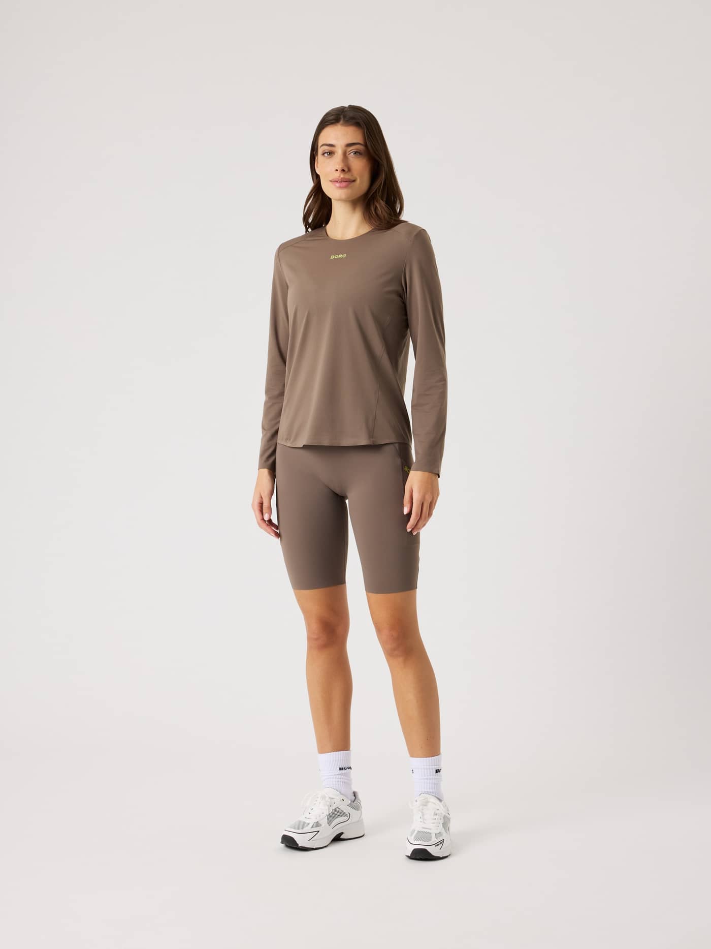 Vista frontal de una mujer con la Borg Running Feather Long Sleeve T-Shirt en Falcon (Marrón), ajuste regular con logo lima. - Image 4