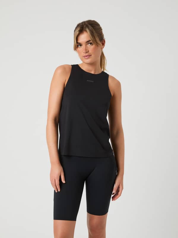 Vue de face d'un mannequin en Borg Running Feather Tank Black Beauty (Noir) avec logo noir pour le running.