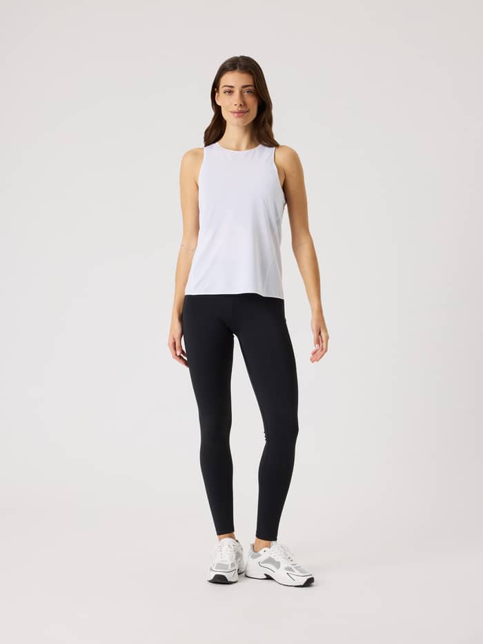 Vue de face du Borg Performance Feather Tank en Brilliant White (Blanc) à coupe régulière pour le running. - Image 3