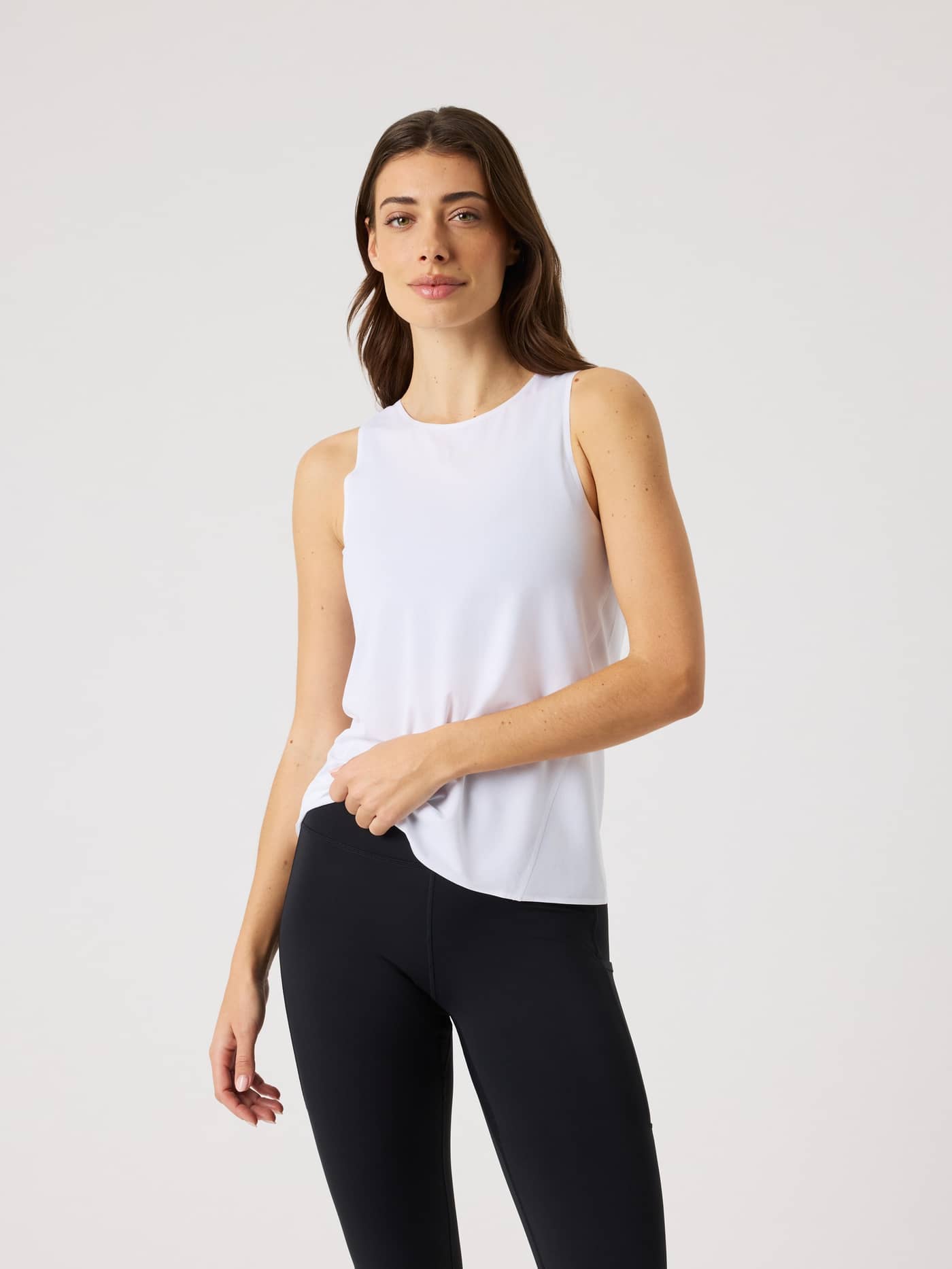 Borg Performance Feather Tank i Brilliant White (Vit) för dam sedd framifrån, perfekt för löpning och träning. - Image 1