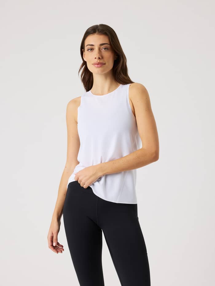 Borg Performance Feather Tank in Brilliant White (Wit), een lichte hardloop- en trainingstop voor dames in vooraanzicht.