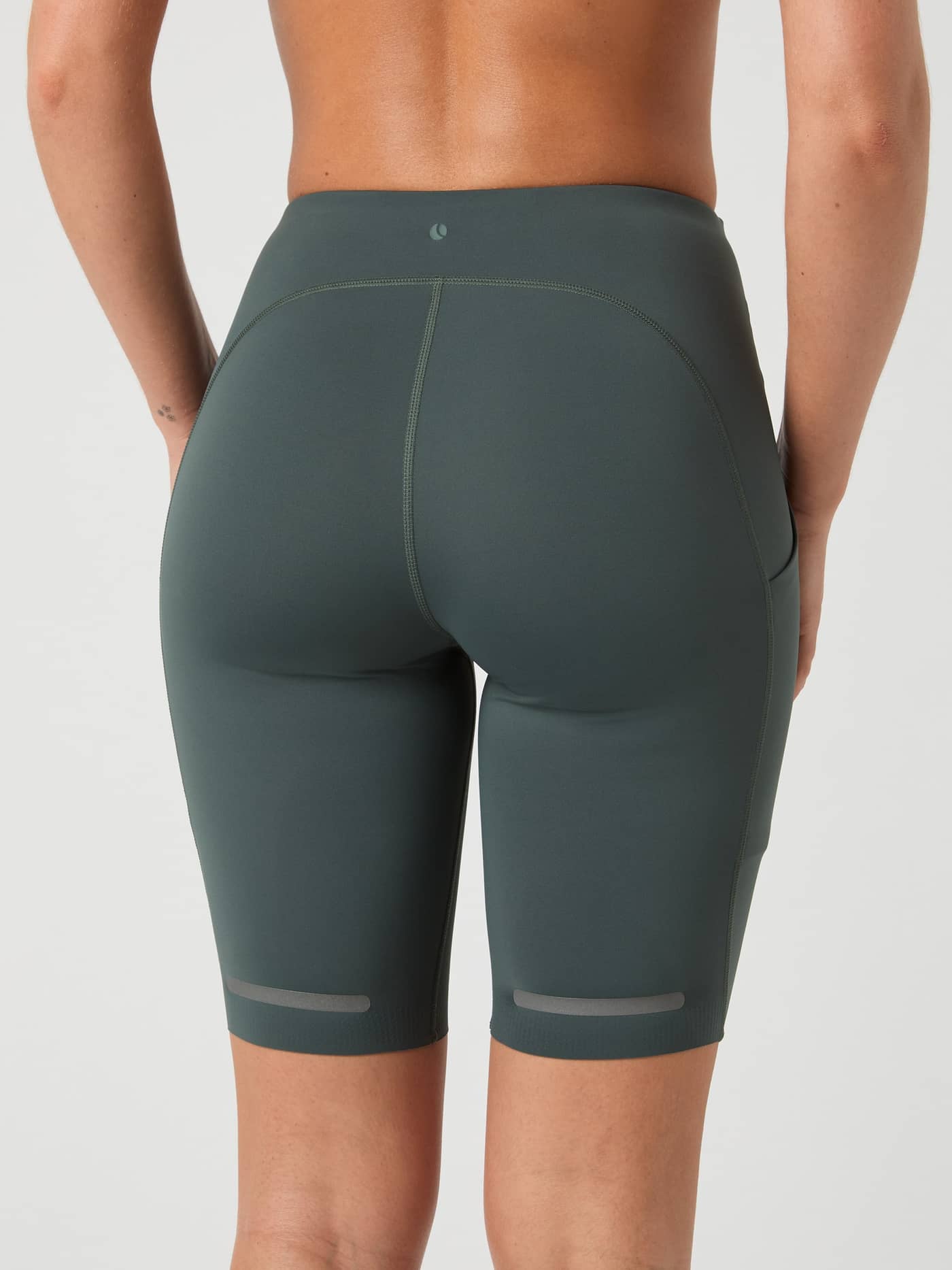 Vista posterior de las Borg Running Short Tights en Urban Chic (Verde) con tiras reflectantes y ajuste ceñido para running. - Image 3