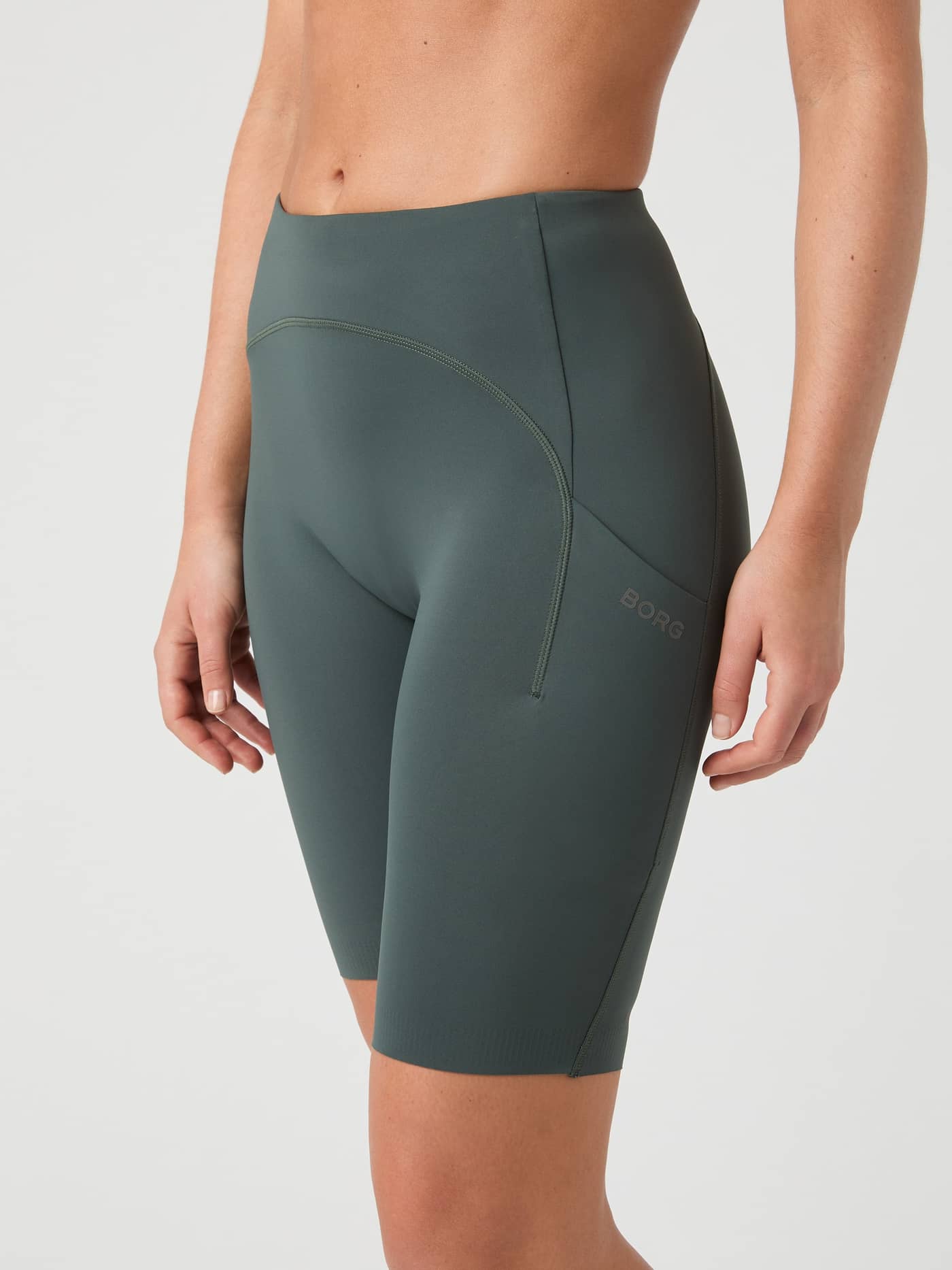 Vista lateral de las Borg Running Short Tights en Urban Chic (Verde) con ajuste entallado y bolsillo lateral para running. - Image 2