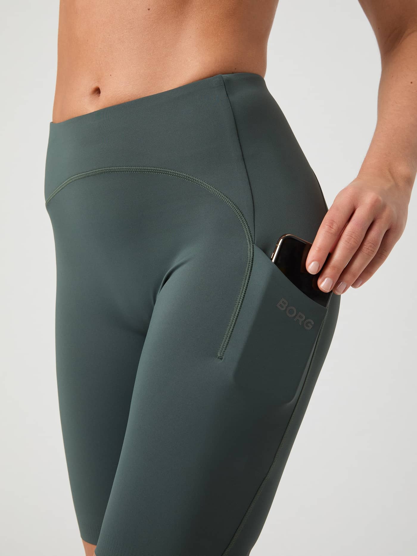 Bolsillo lateral de las Borg Running Short Tights en Urban Chic (Verde) con ajuste de running y logo tonal para mujer. - Image 4