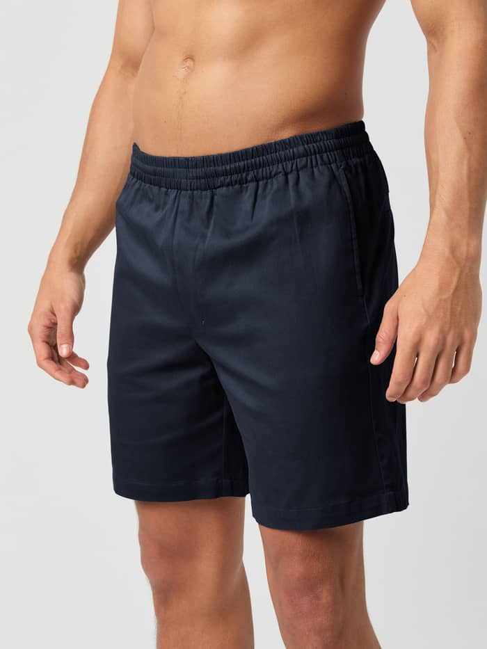 Centre Woven Drawstring Shorts i Night sky (Navy) set forfra på en mand i vævet bomuld med elastik i taljen. - Image 2