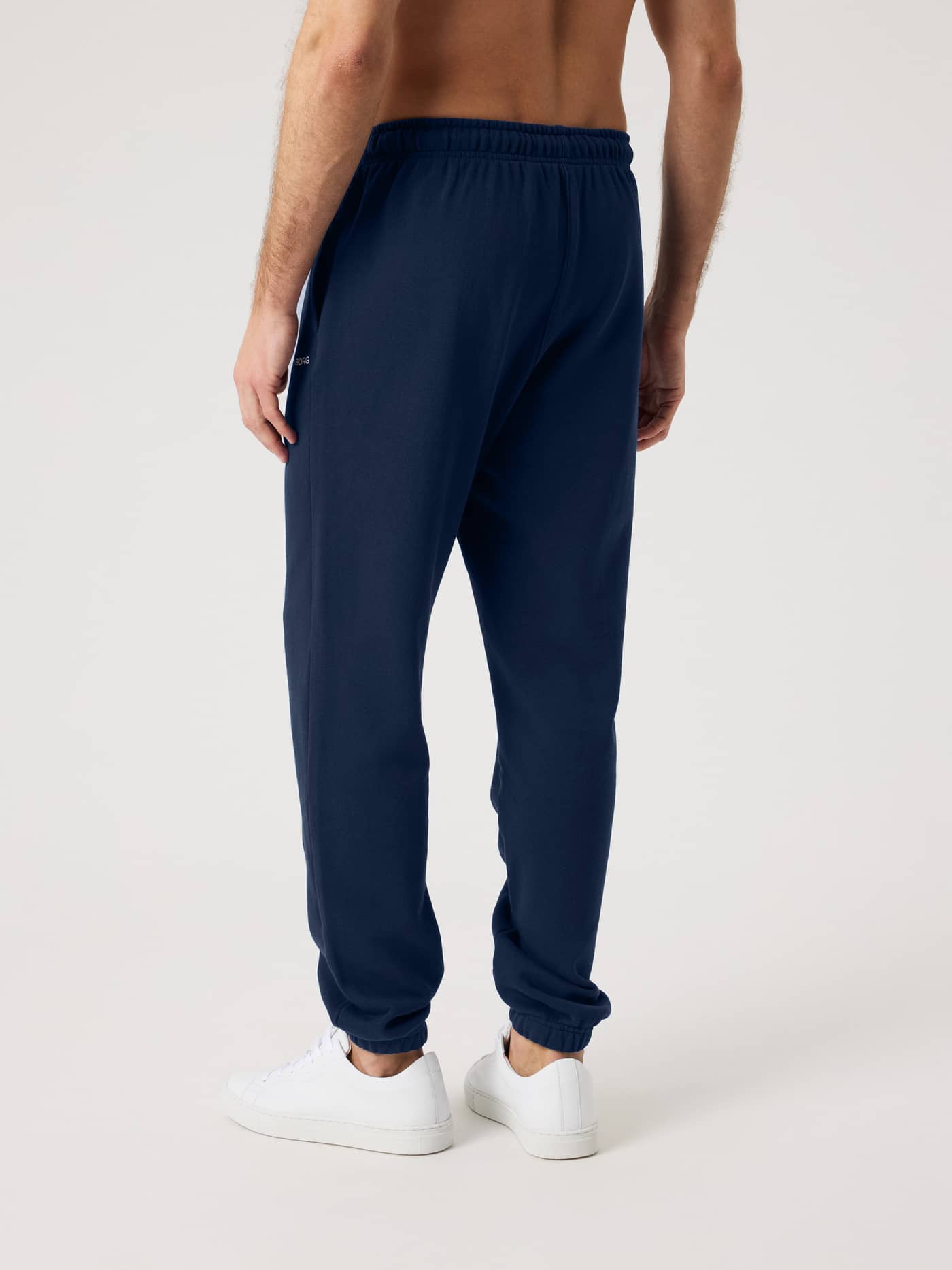 Borg Classic Sweatpants i Dress Blues (blå) set bagfra med et lille broderet logo og ribbede manchetter. - Image 2