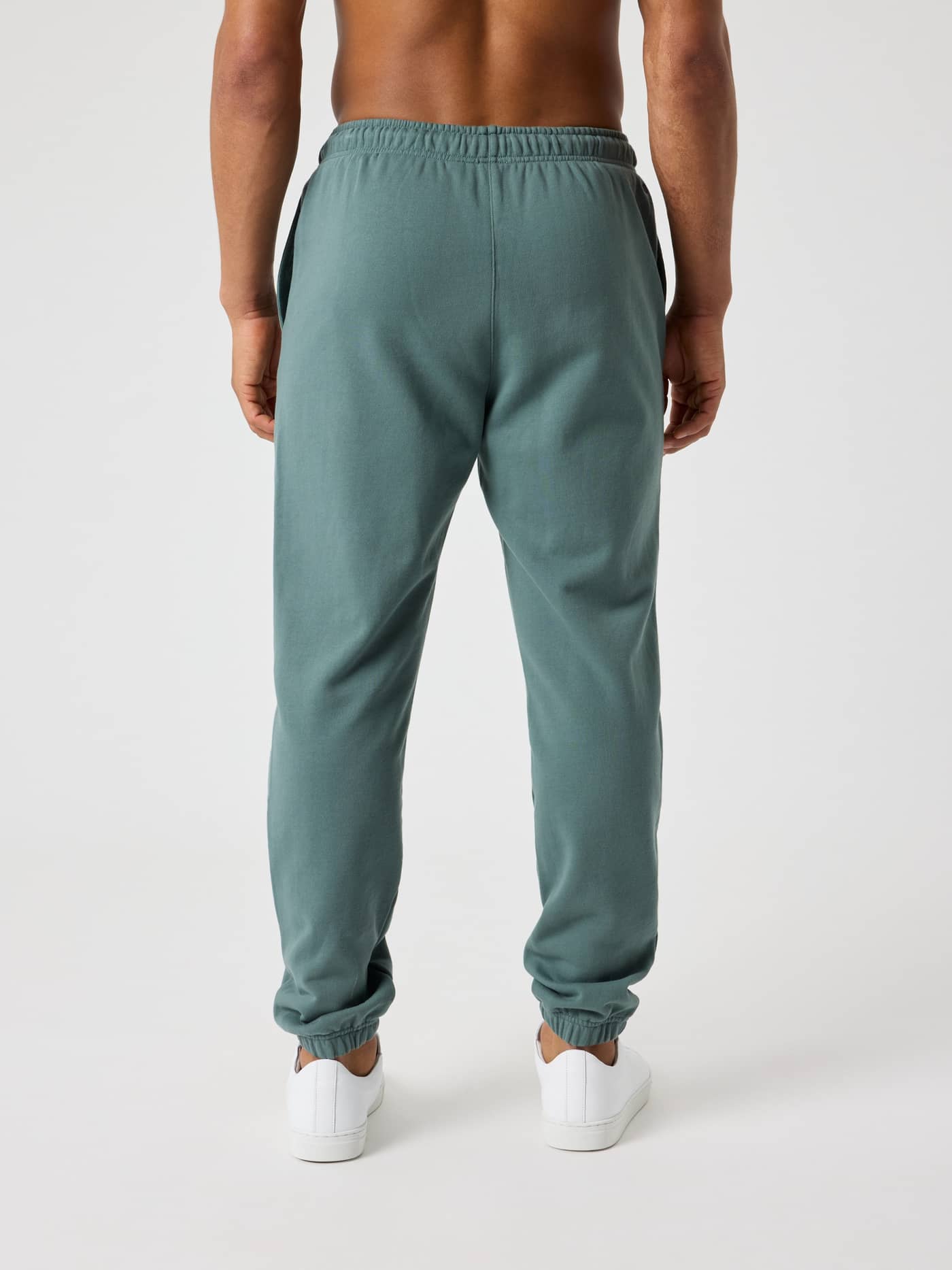 Modell bakifrån i Borg Classic Sweatpants i Balsam Green (Grön) med bekväm regular fit för herrar. - Image 2