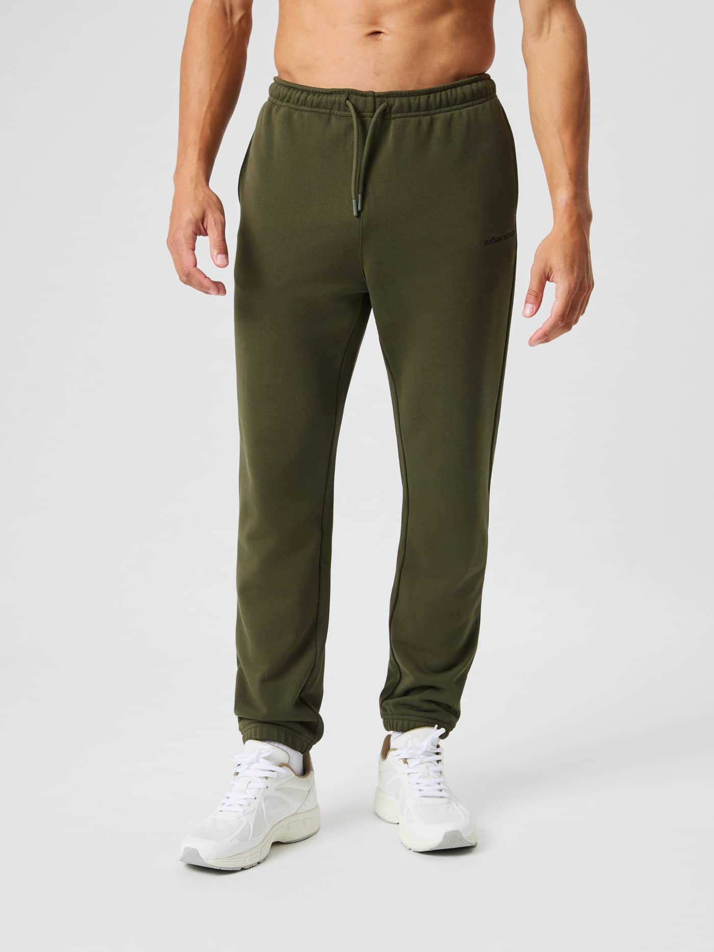Borg Classic Sweatpants i Forest Night (Grøn) set forfra med en justerbar snøre og sort logo til mænd. - Image 2