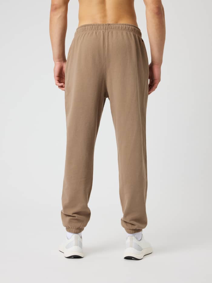 Achteraanzicht van de Borg Classic Sweatpants in Caribou (Bruin) met een normale pasvorm en zachte katoenen french terry. - Image 3