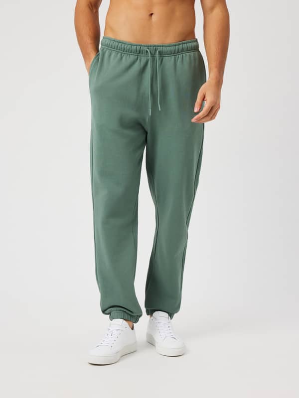 Man die Borg Classic Sweatpants draagt in Laurel Wreath (groen) met normale pasvorm en elastisch trekkoord.