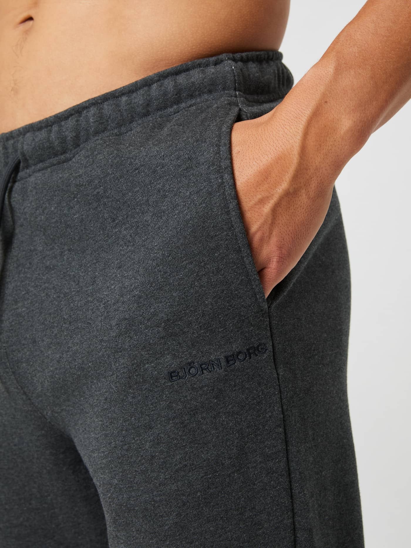 Borg Classic Sweatpants i Dark Gray Melange (Grå) i blød bomuld set i nærbillede med lomme og tonalt broderet logo. - Image 4