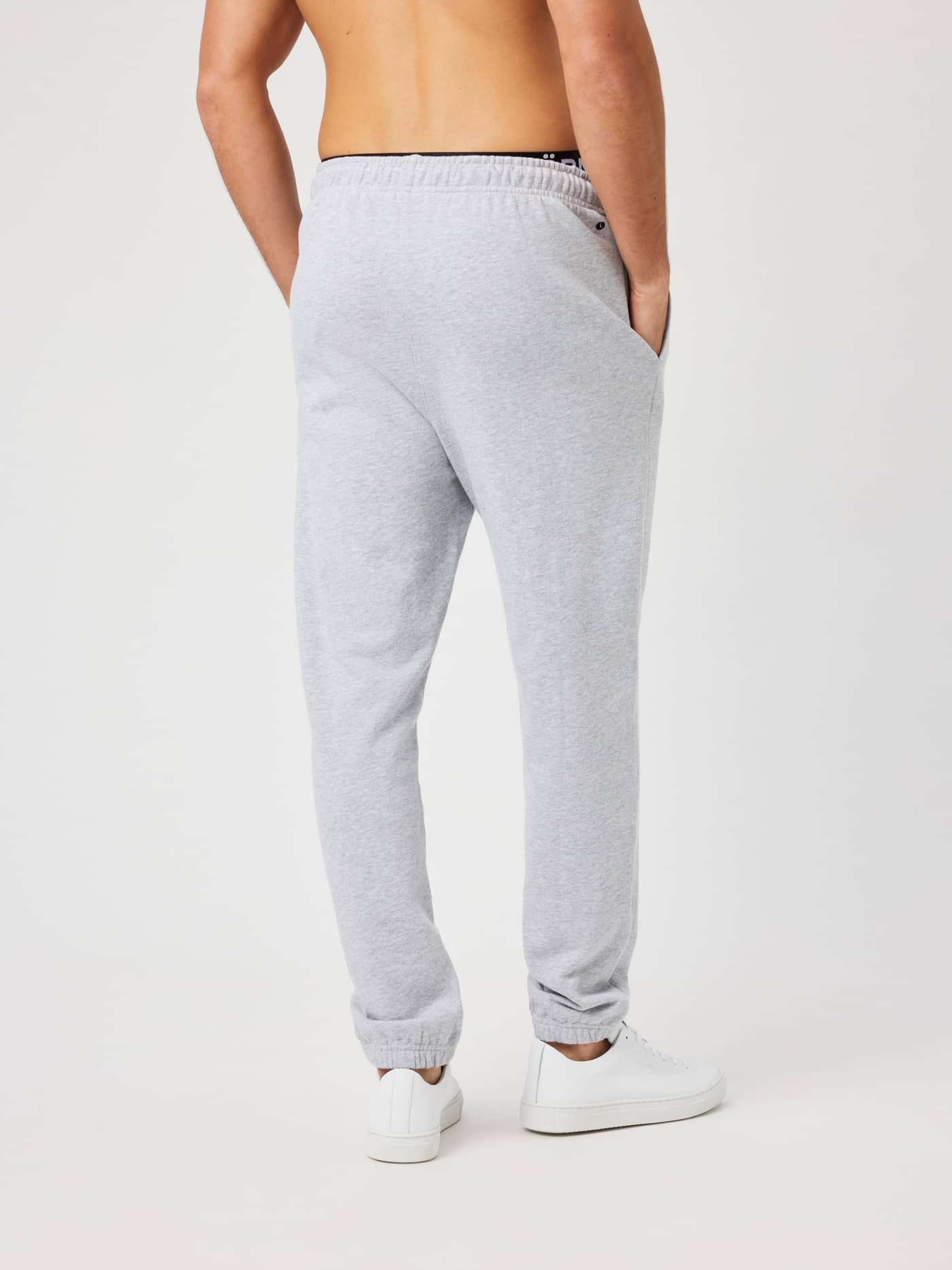 Borg Classic Sweatpants i Ultra Light Grey Melange (grå) set bagfra med sidelommer og elastisk talje. - Image 3