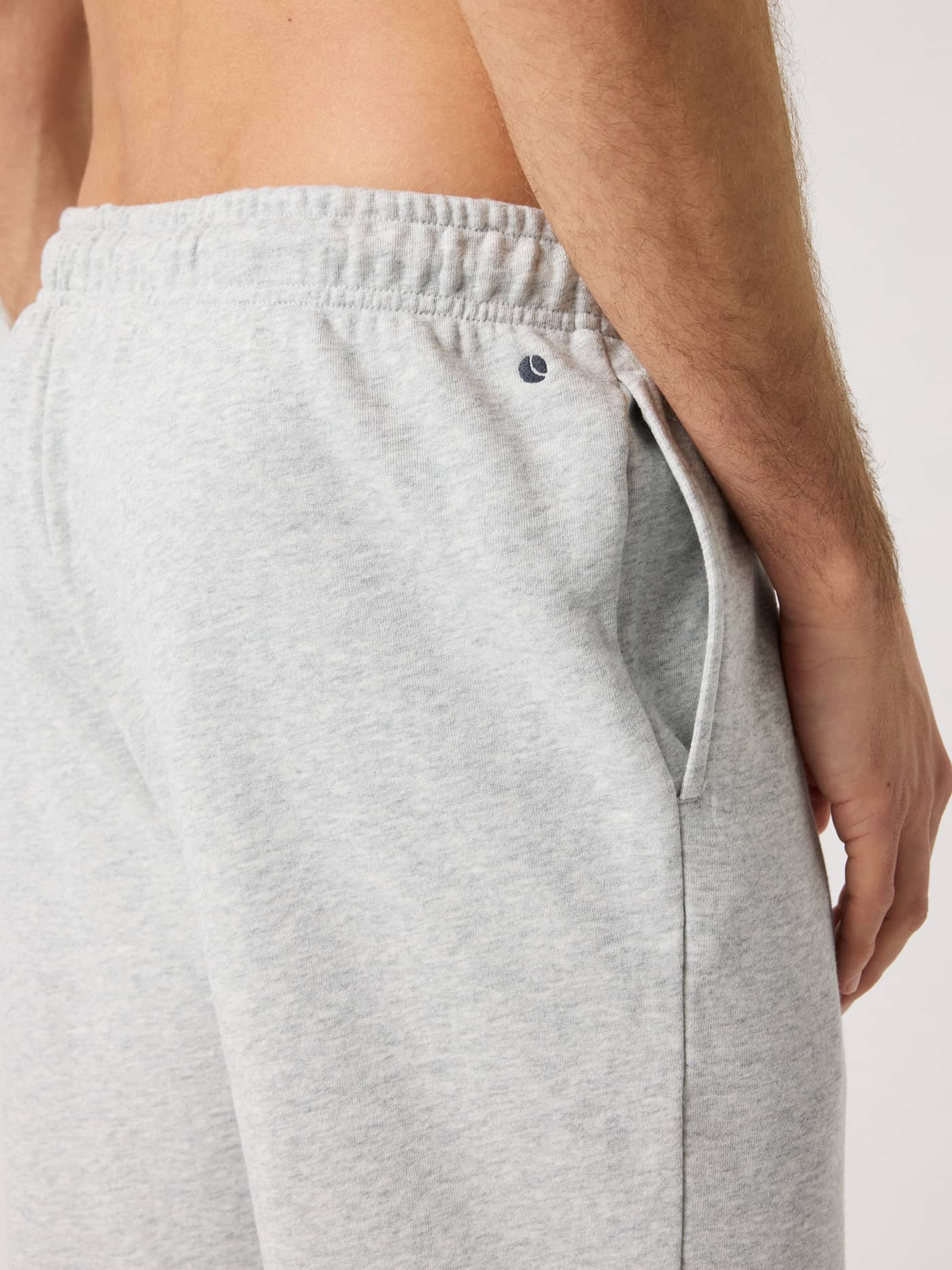 Borg Classic Sweatpants für Herren in Ultra Light Grey Melange (Grau) aus Baumwolle mit Seitentasche und Tennis-Logo. - Image 5