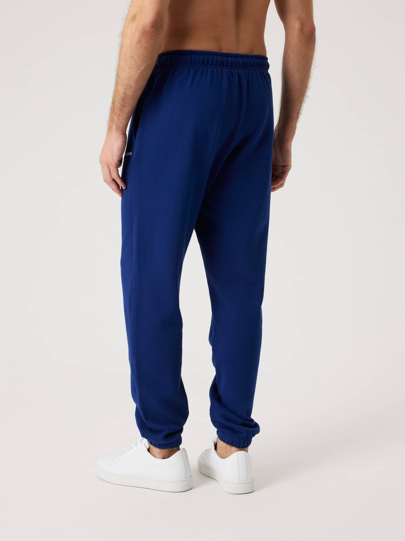 Rückansicht eines Mannes in Borg Classic Sweatpants in Blue Depths (Blau) mit normaler Passform aus Baumwoll-French-Terry. - Image 2