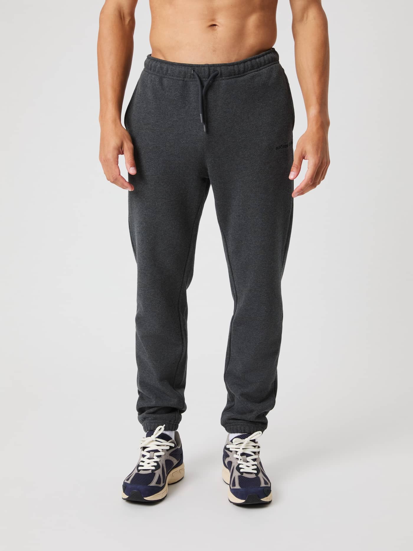 Borg Classic Sweatpants i Dark Gray Melange (Grå) set forfra i 100% bomuld med en stilfuld almindelig pasform. - Image 2