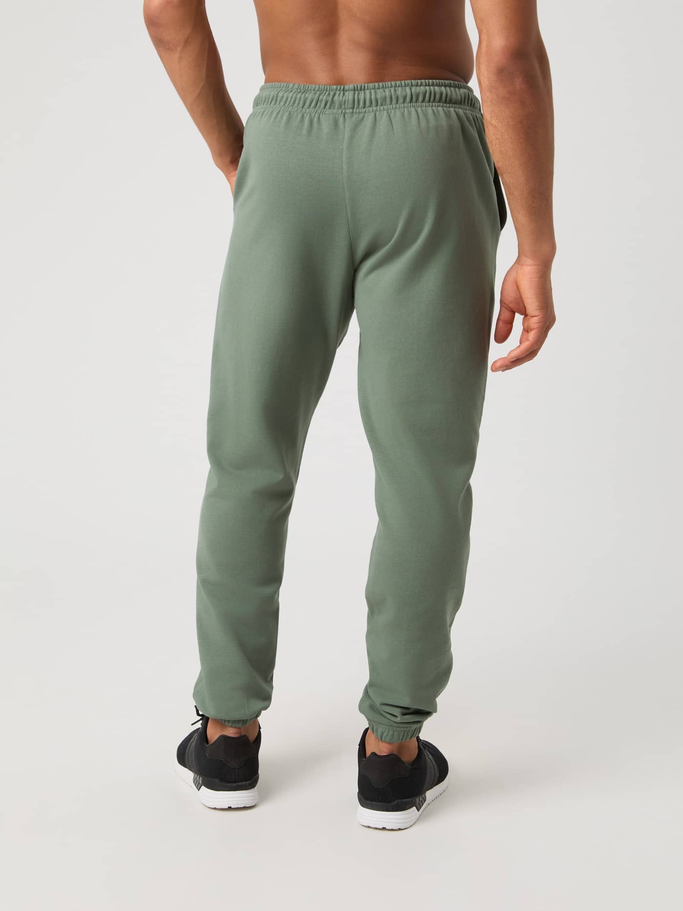 Achteraanzicht van een man in de Borg Classic Sweatpants in Agave Green (Groen) van zacht katoen voor stijl en functie. - Image 2