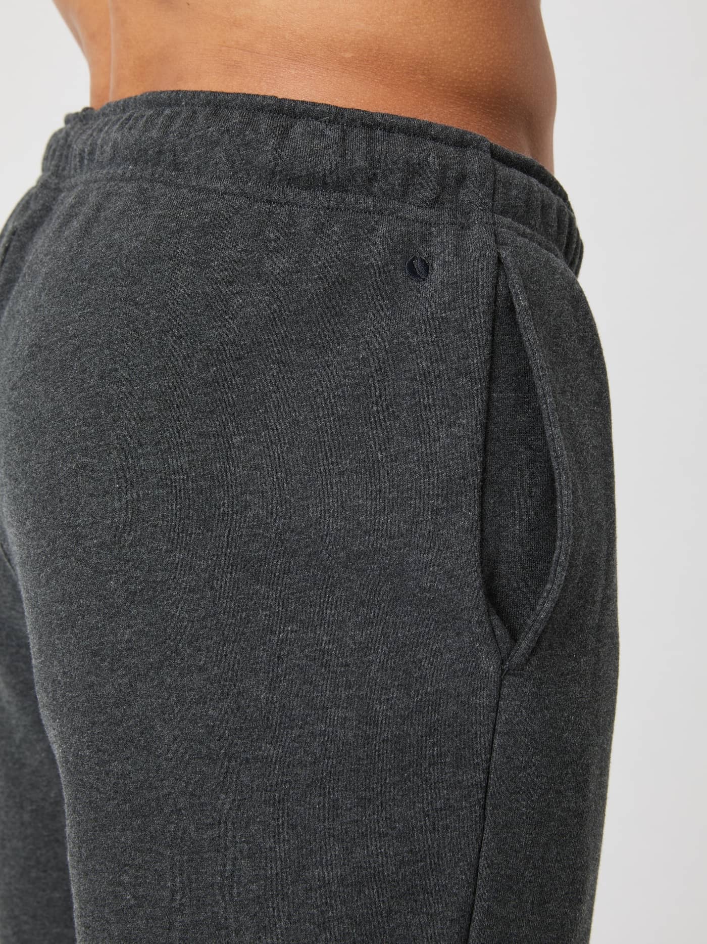 Borg Classic Sweatpants i Dark Gray Melange (Grå) set i nærbillede med en sidelomme og et mørkt logo i french terry. - Image 5