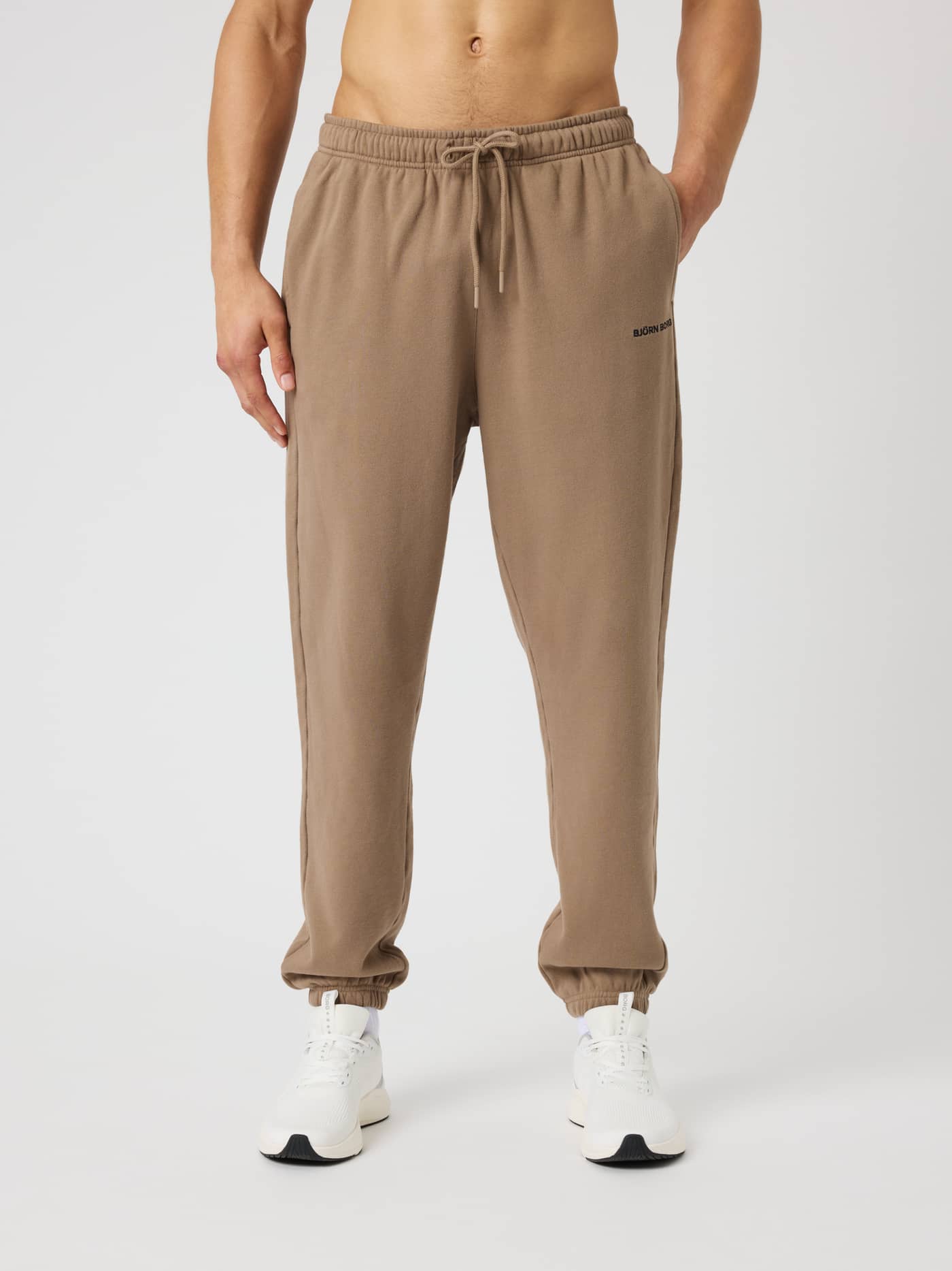 Front view of the Borg Classic Sweatpants in Caribou (Brown), crafted from cotton French terry for tennis and daily comfort. - Image 1