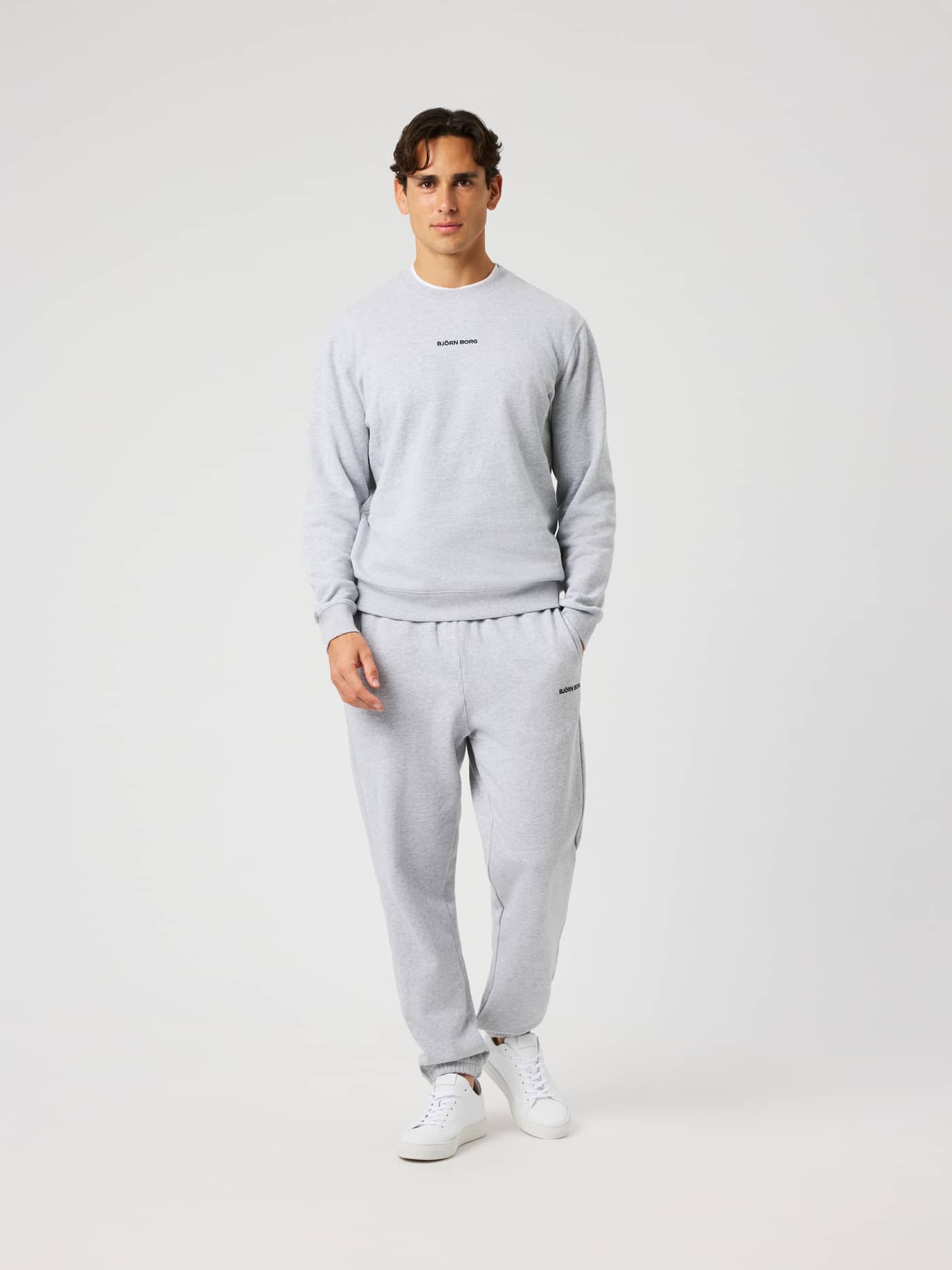Model bærer Borg Classic Sweatpants i Ultra Light Grey Melange (Grå) for hverdagskomfort. - Image 1