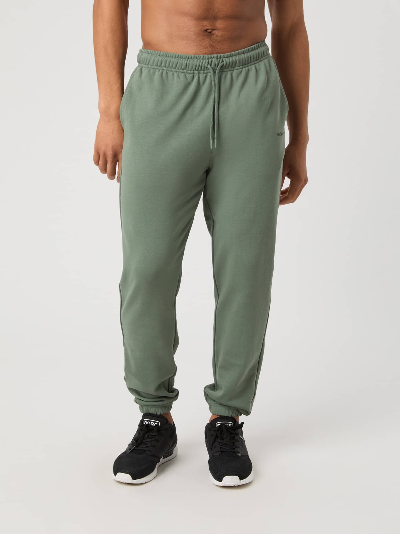 Borg Classic Sweatpants i Agave Green (Grønn) i bomull, stilig og funksjonell joggebukse med normal passform sett forfra. - Image 1