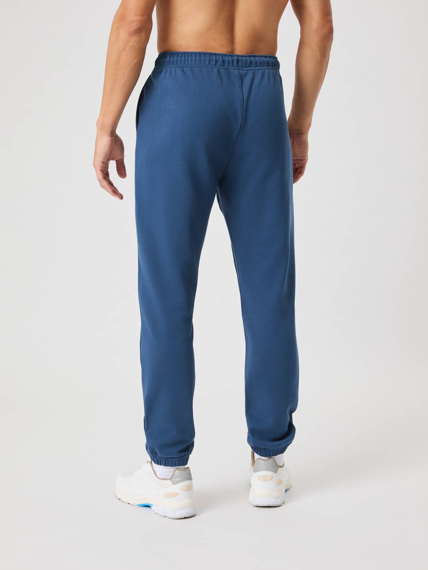 Achteraanzicht van een man in de Borg Classic Sweatpants in Sargasso Sea (Blauw) van zachte katoenen french terry. - Image 3