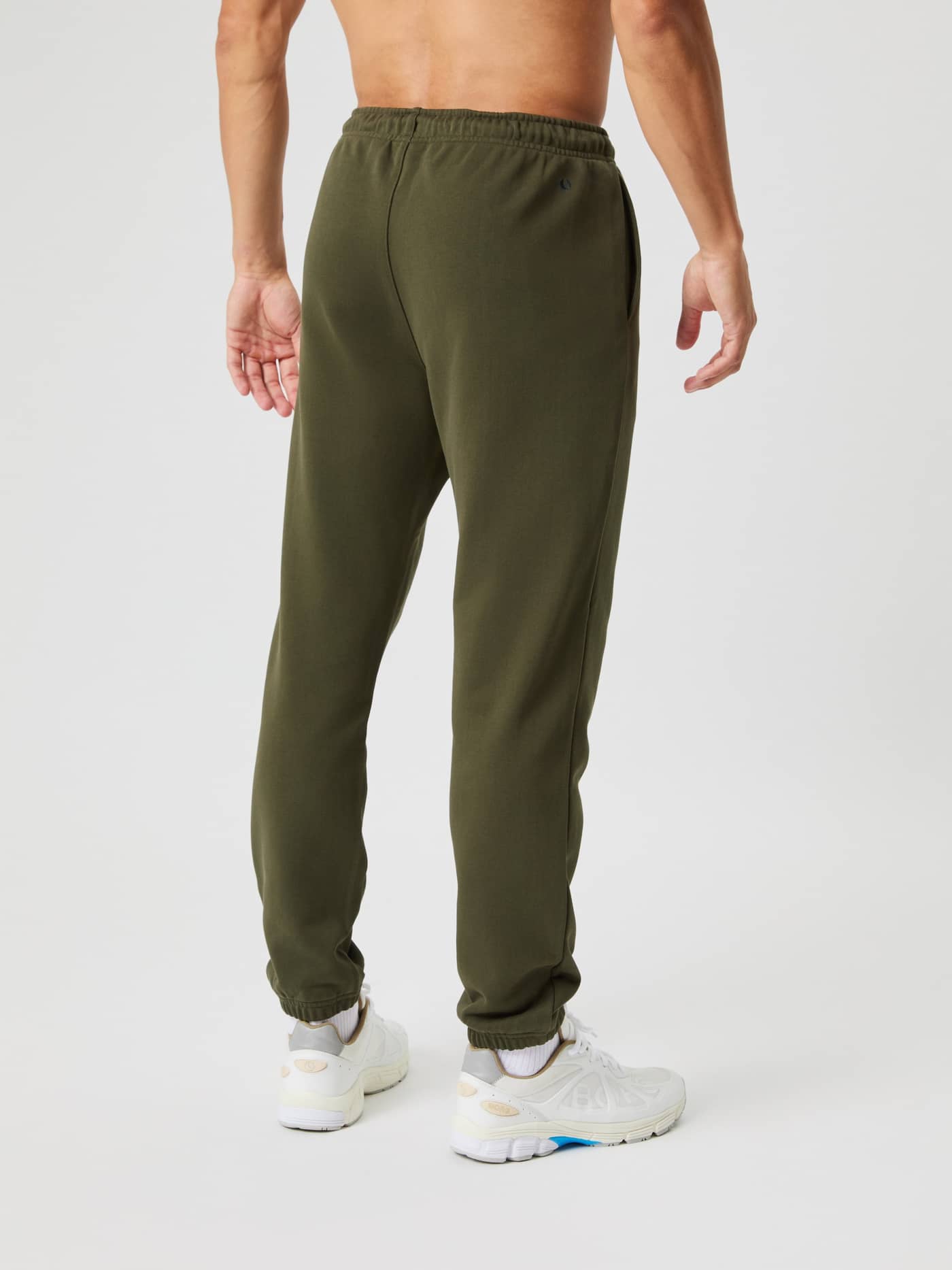 Borg Classic Sweatpants i Forest Night (Grøn) set bagfra i blød french terry med en funktionel og stilfuld pasform. - Image 3