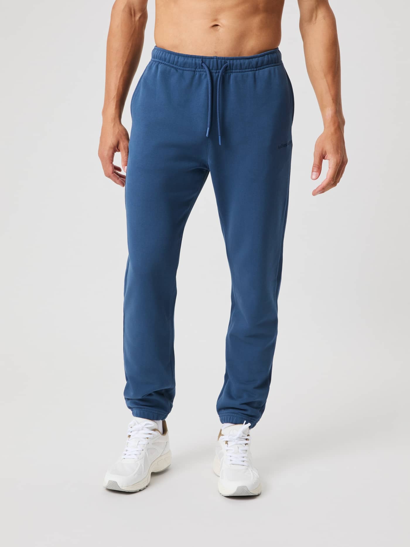 Vooraanzicht van een man in de Borg Classic Sweatpants in Sargasso Sea (Blauw) van zachte french terry. - Image 2