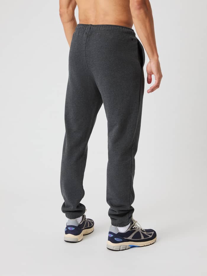 Achteraanzicht van een man in de Björn Borg Classic Sweatpants in Dark Gray Melange (Grijs) met een regular fit. - Image 3