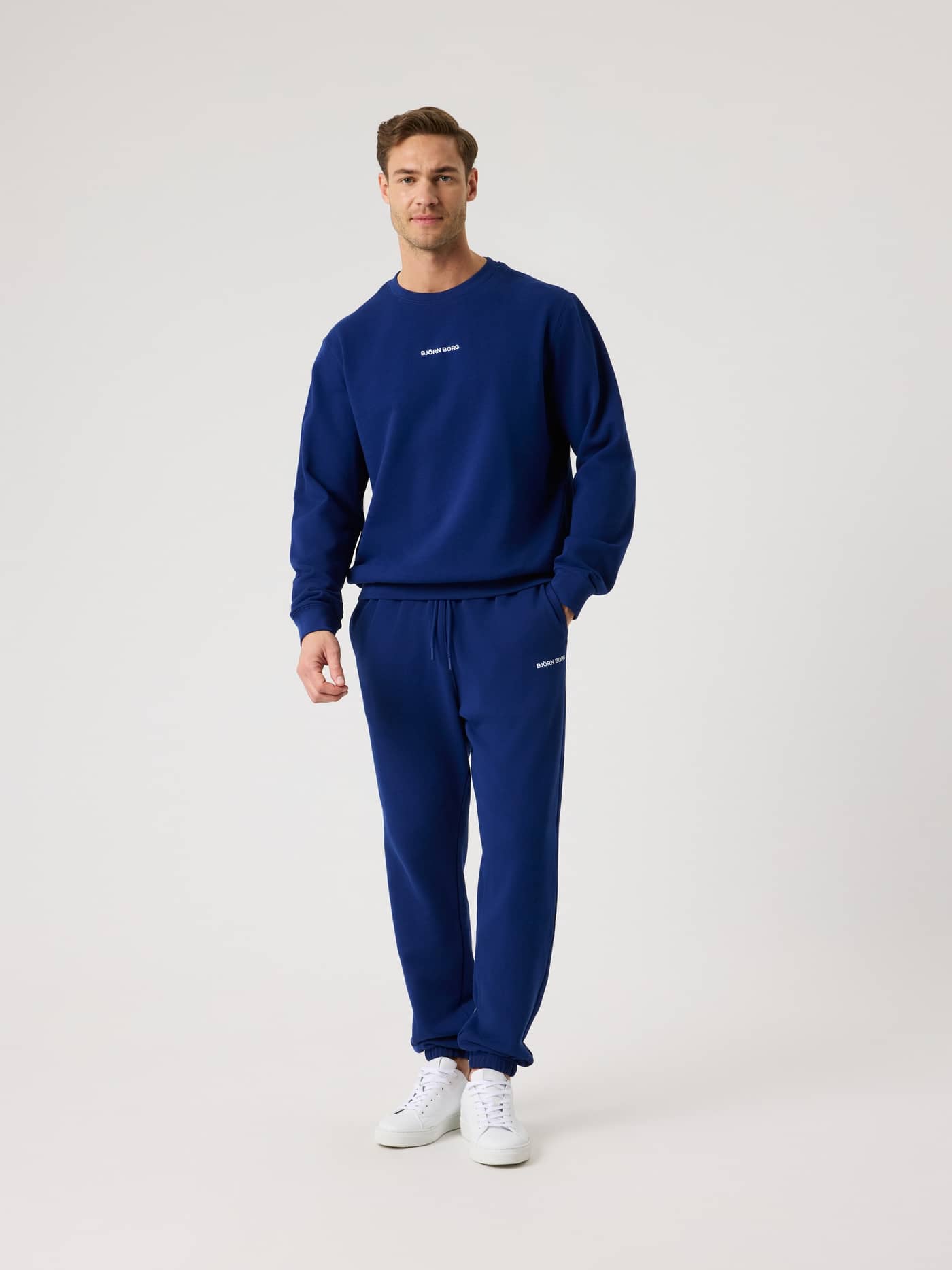 Ganzkörper-Vorderansicht eines Mannes in der Borg Classic Sweatpants in Blue Depths (Blau) mit stylischer Passform. - Image 3